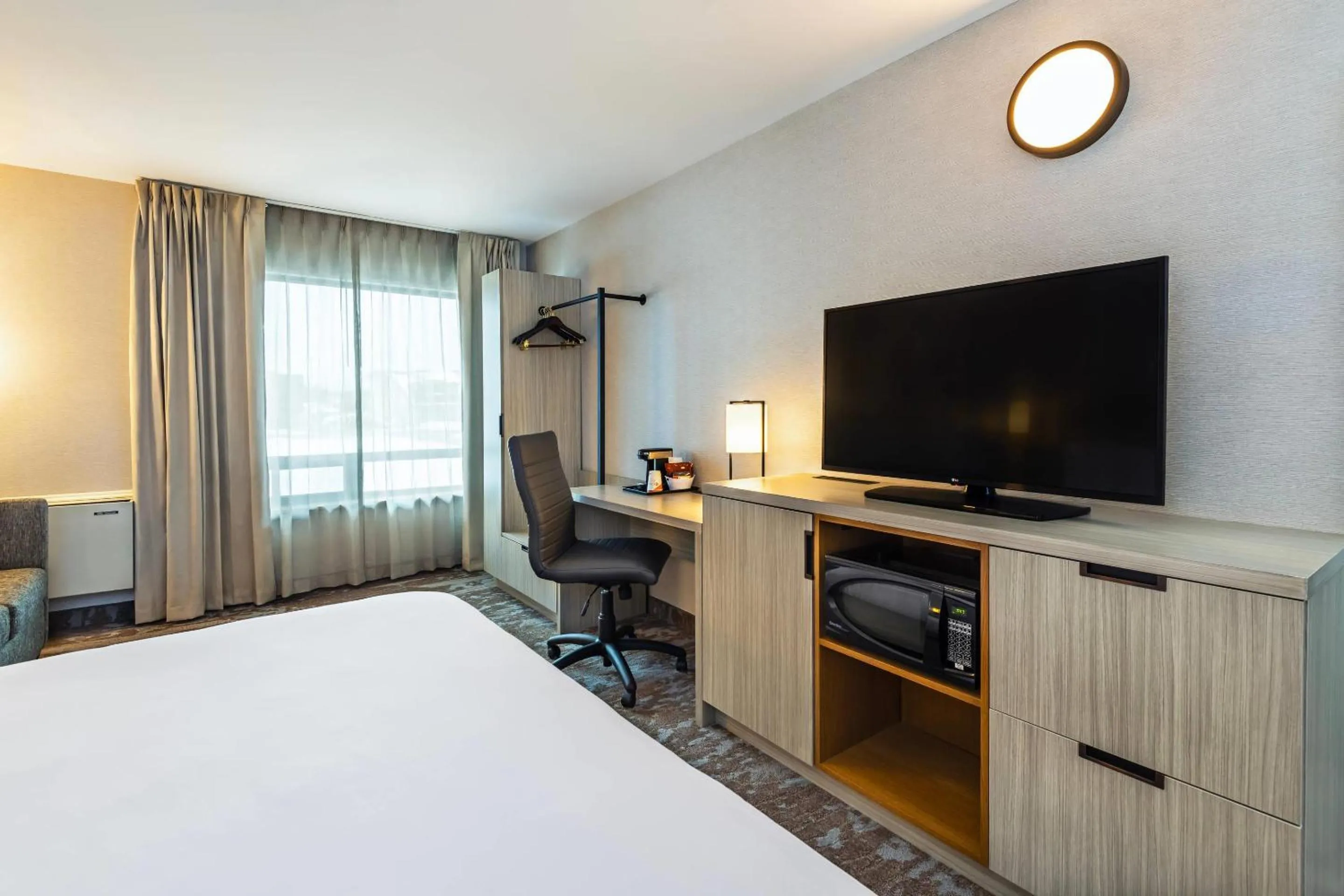 Bedroom, Bed in Comfort Inn Airport East