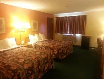 Bed in Sunset Inn & Suites