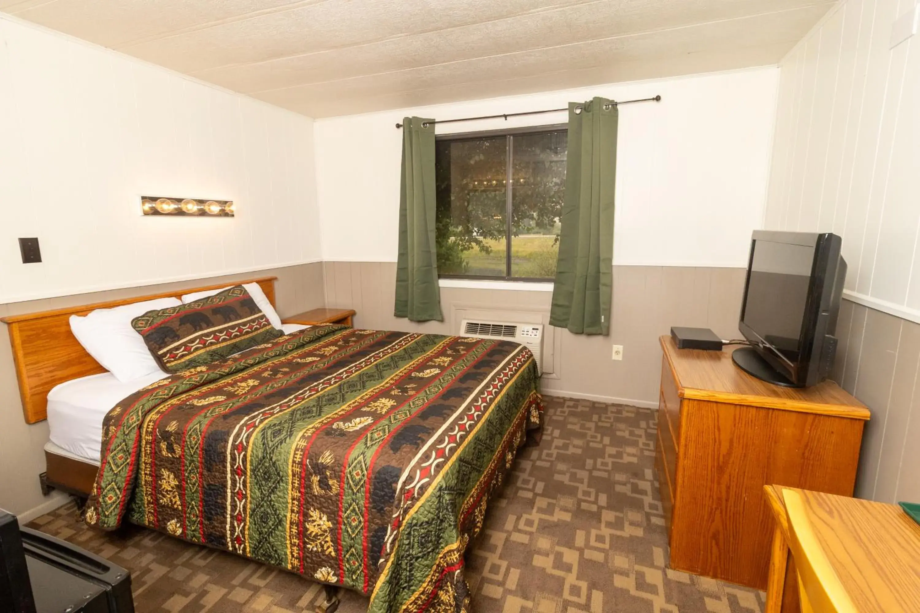 Queen Room in The Lodge at Lolo Hot Springs Queen Room in The Lodge at Lolo Hot Springs