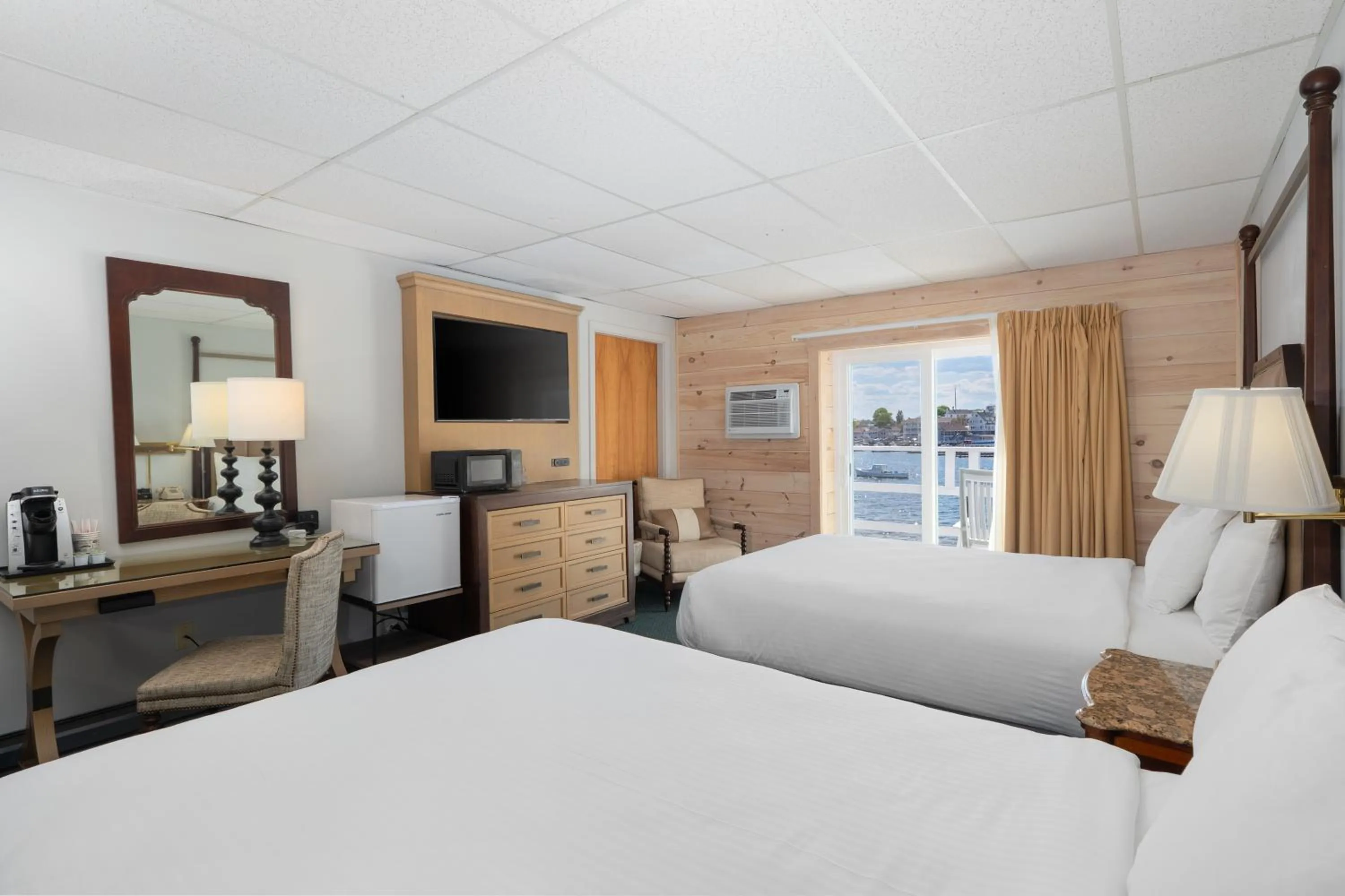 Photo of the whole room, Bed in Boothbay Harbor Inn