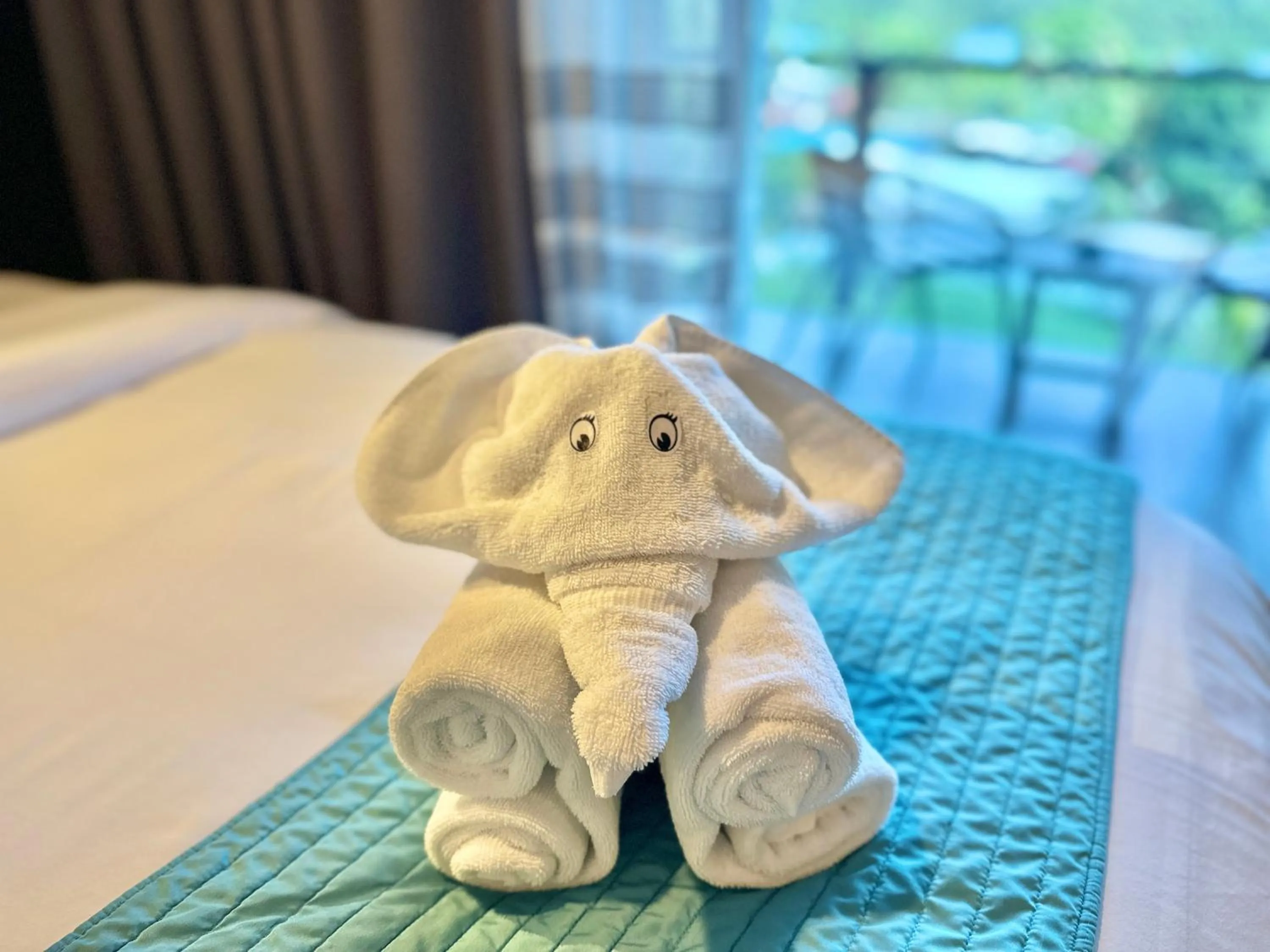 towels, Bed in Palau Central Hotel