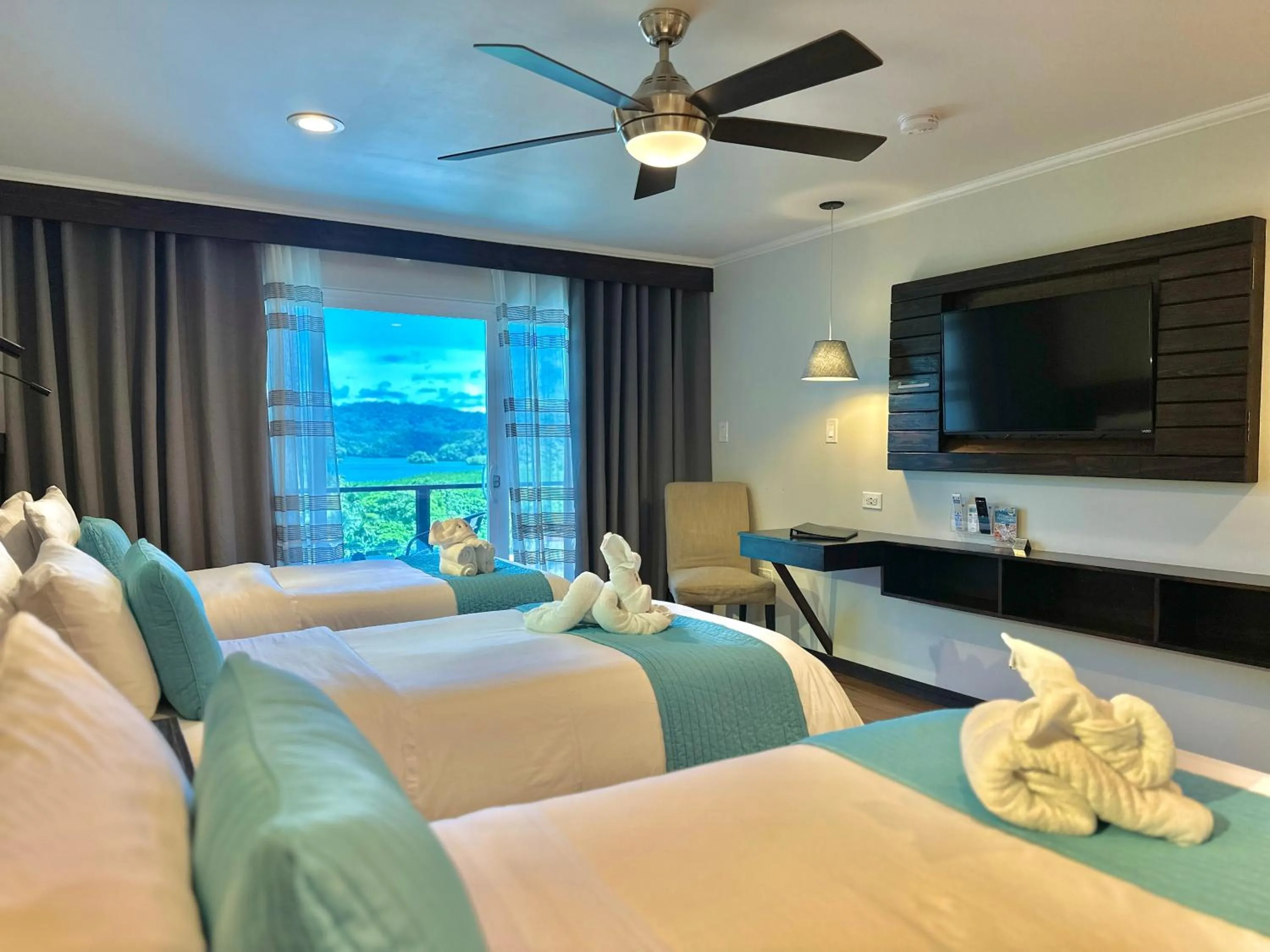 towels, Bed in Palau Central Hotel