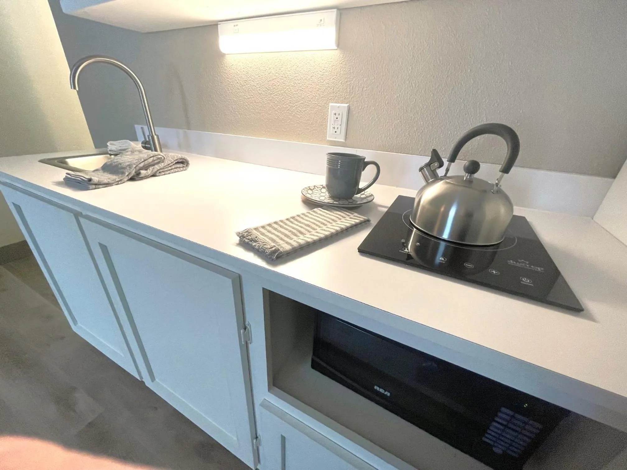 Kitchen or kitchenette in FairBridge Extended Stay, a Kitchenette Hotel