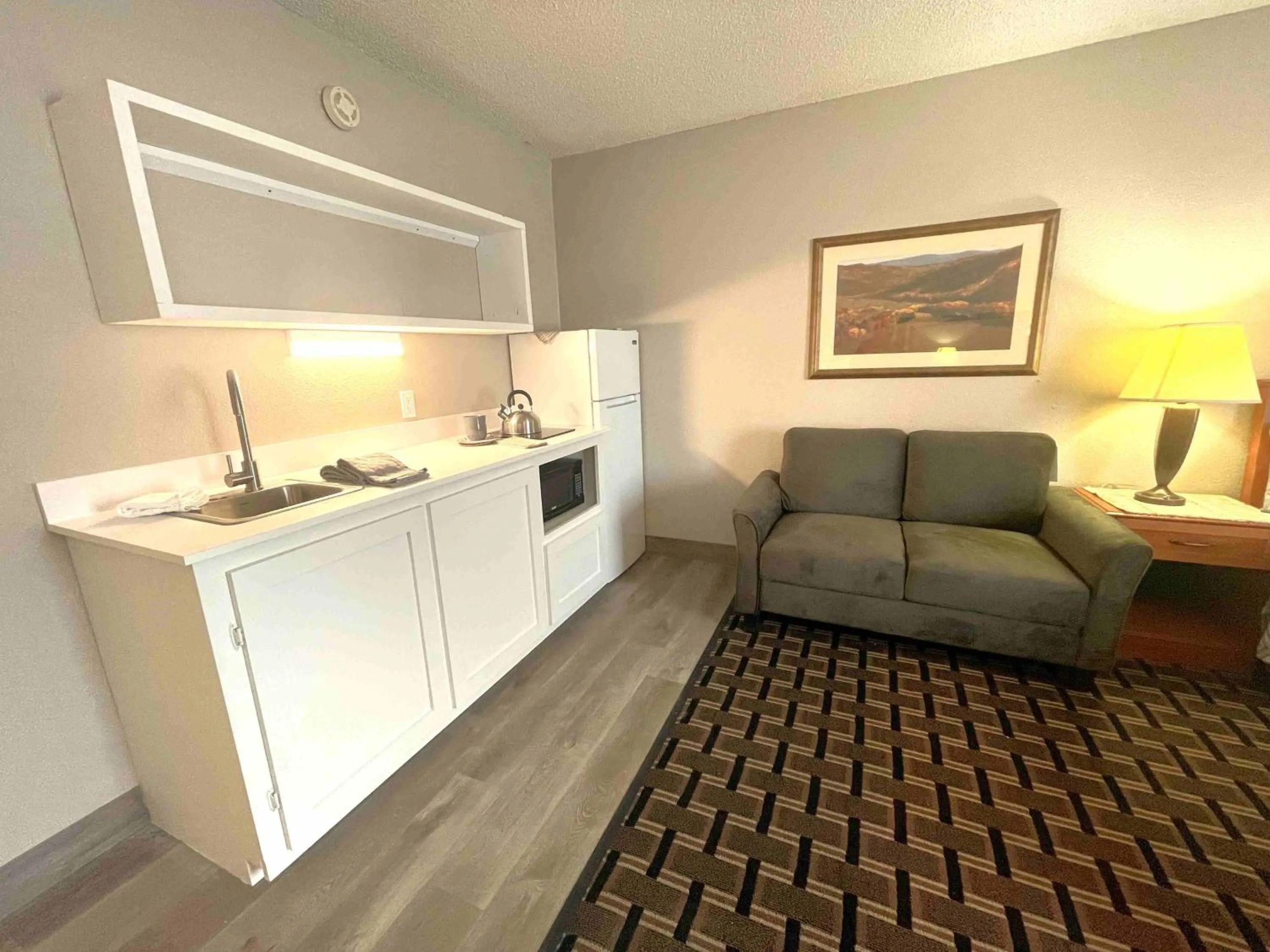 Living room in FairBridge Extended Stay, a Kitchenette Hotel