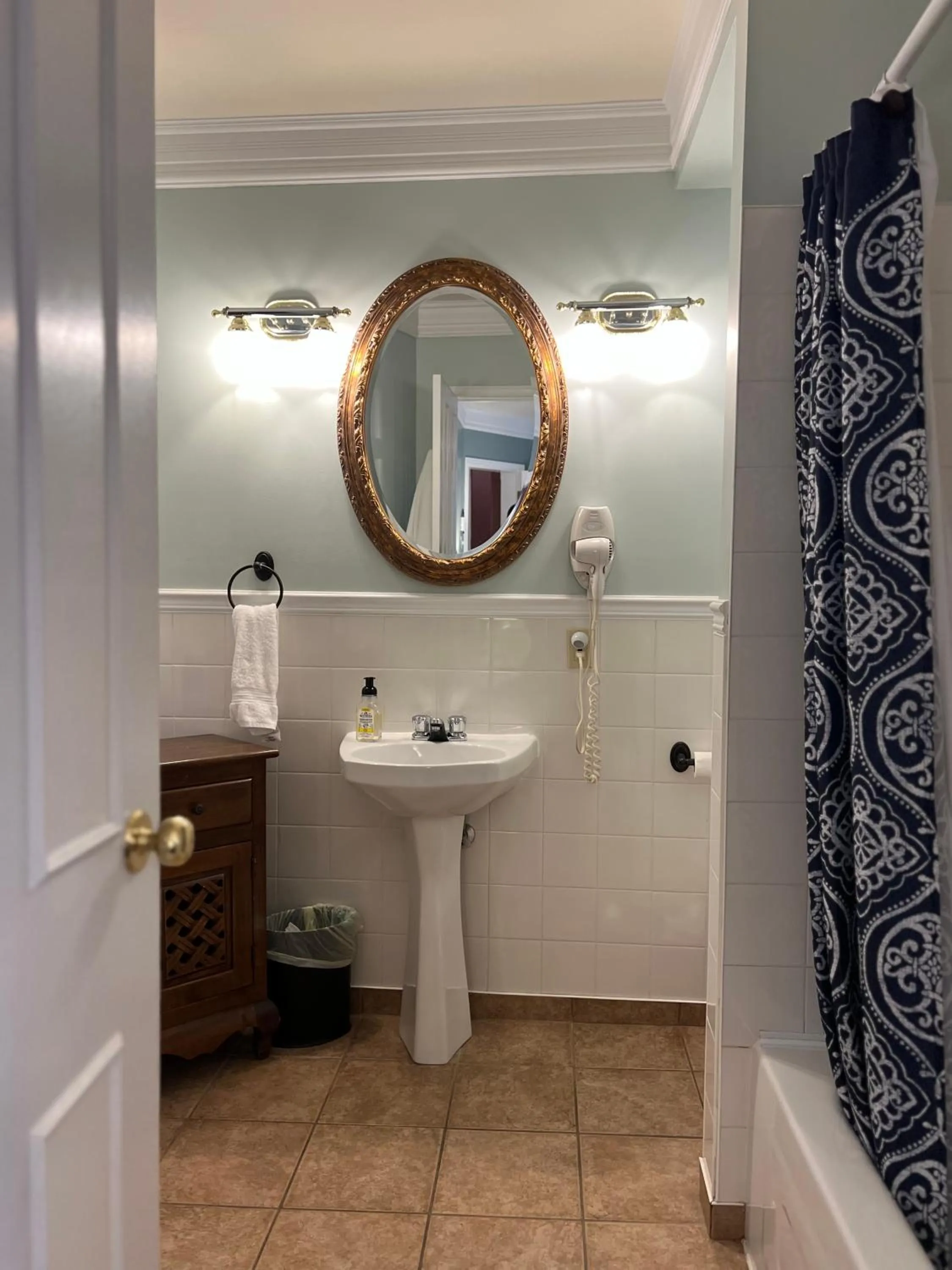 Toilet in Le Chateau du Lac