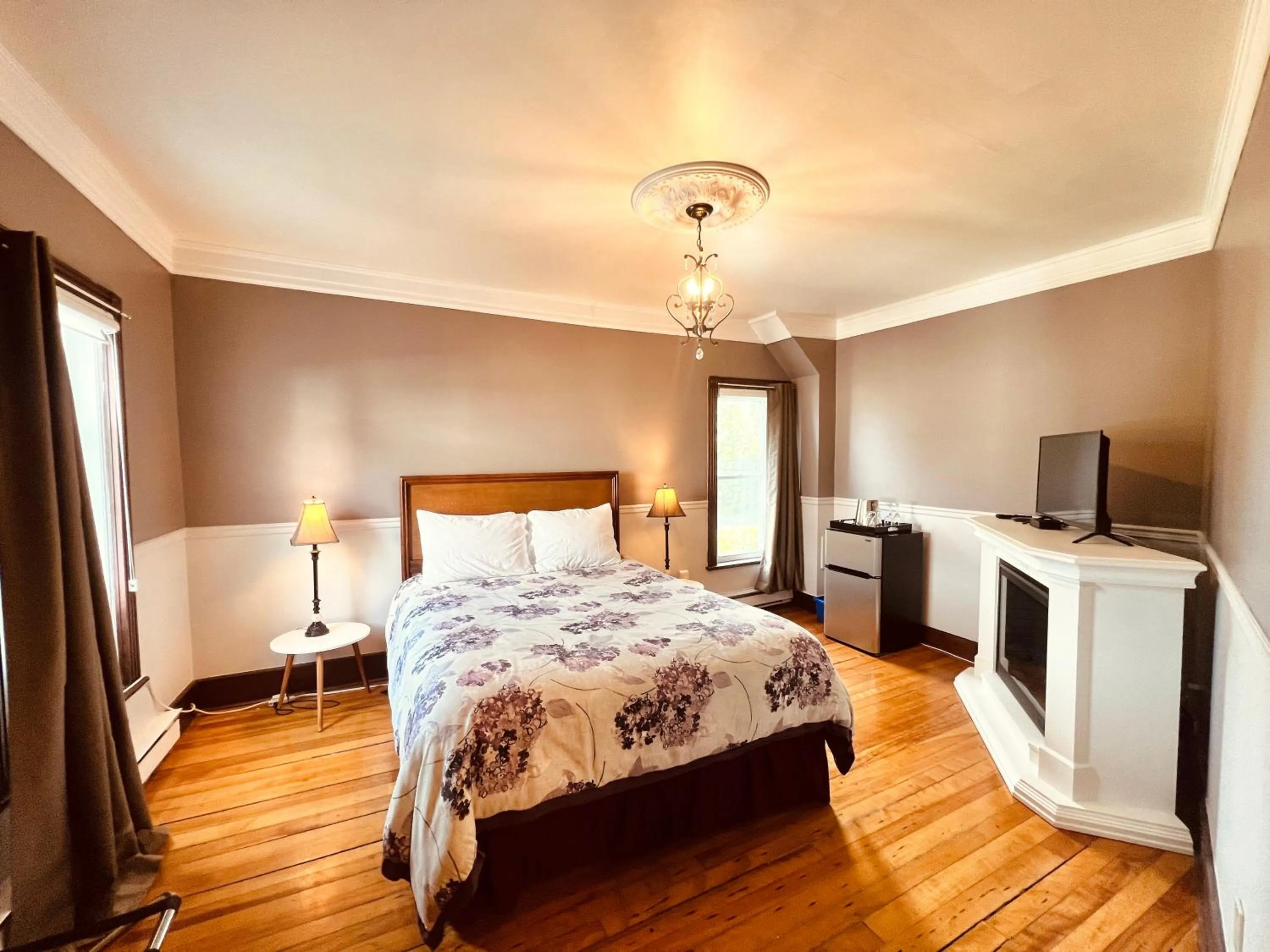 Photo of the whole room, Bed in Le Chateau du Lac