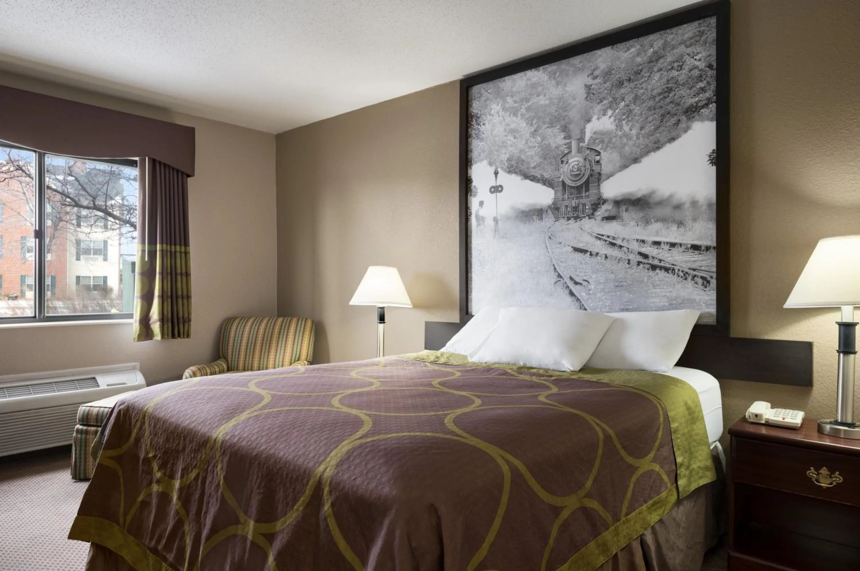 Bedroom, Bed in Super 8 by Wyndham Green Bay I-43 Bus. Park