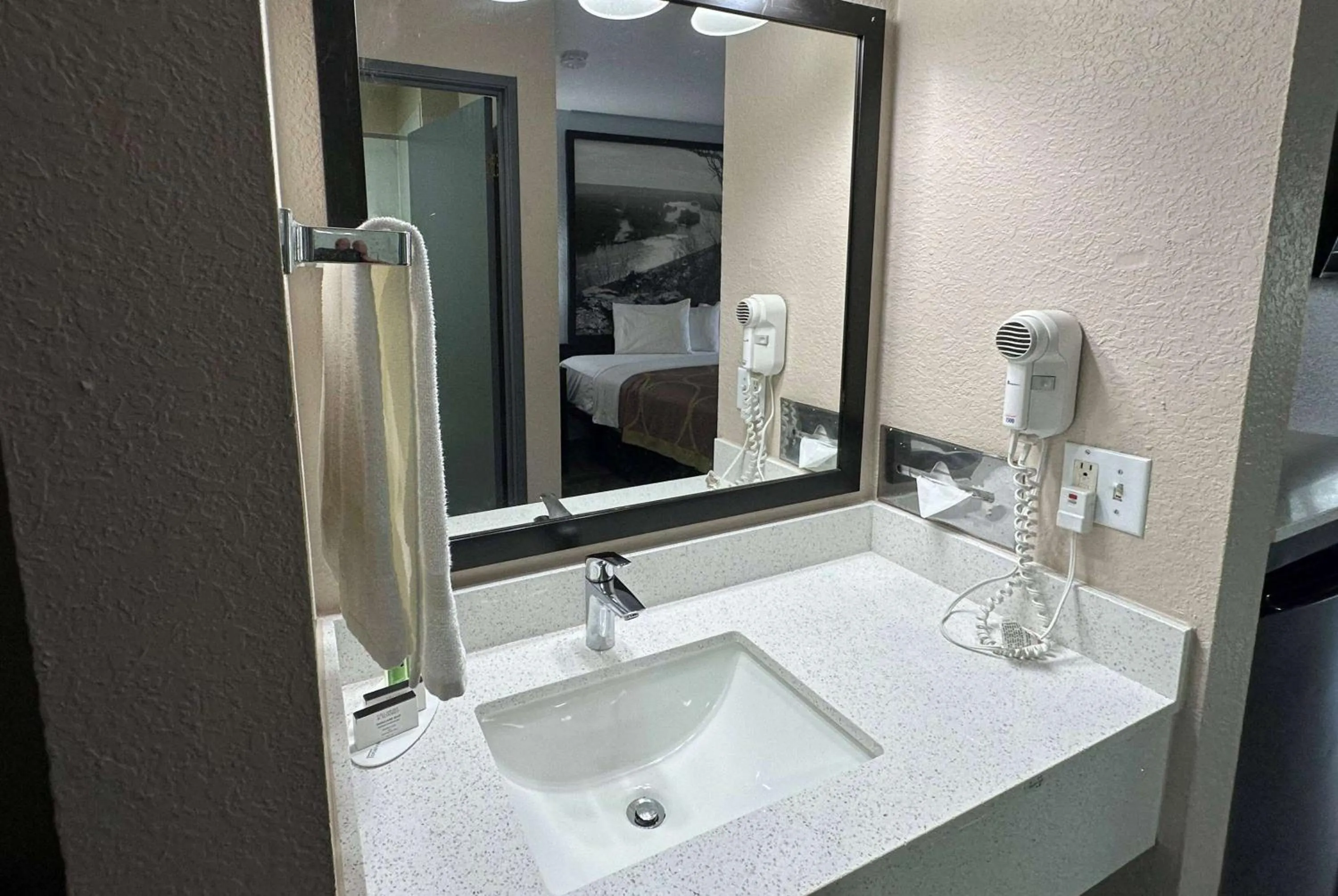 TV and multimedia in Super 8 by Wyndham Green Bay I-43 Bus. Park