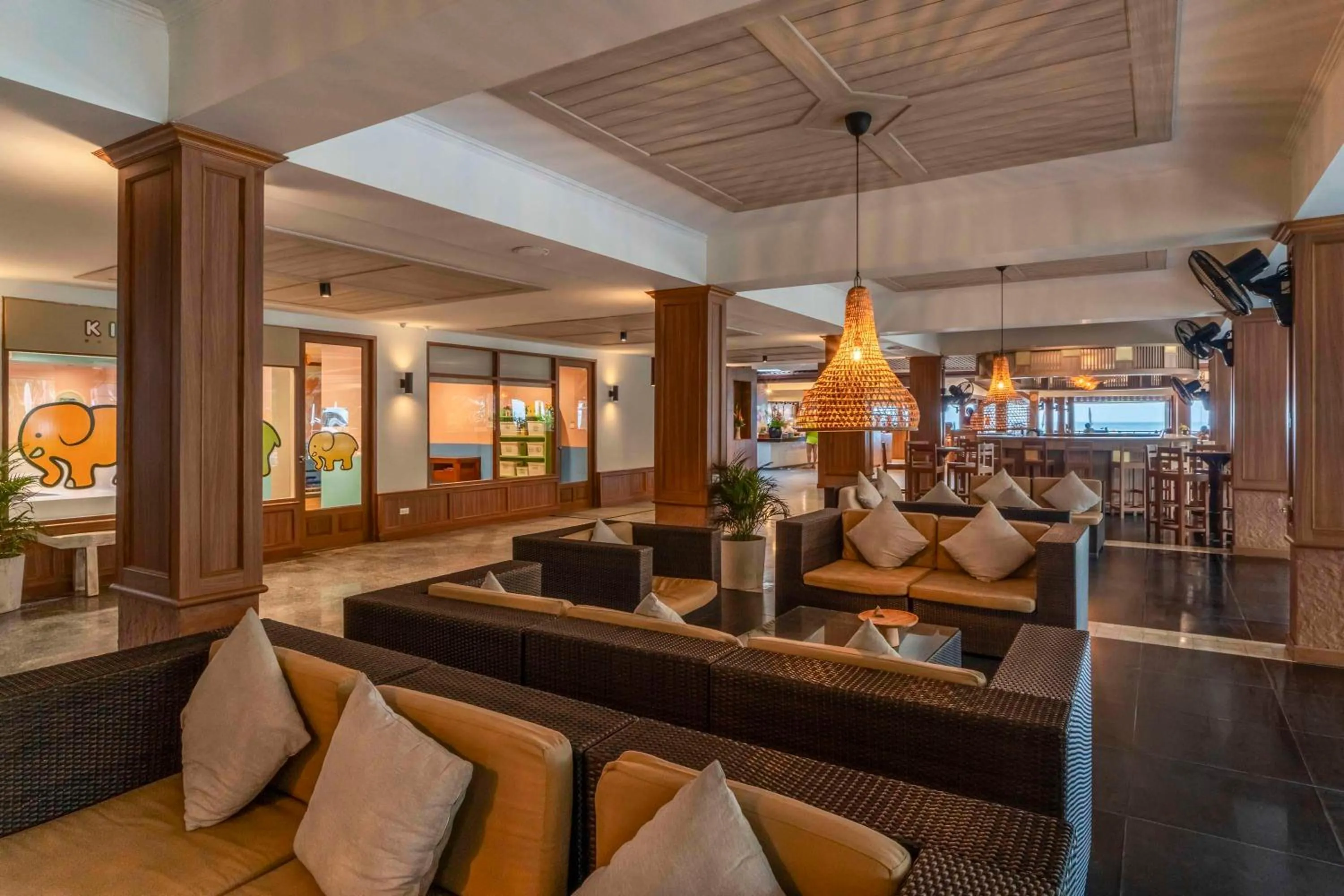 Lounge or bar in Best Western Premier Bangtao Beach Resort & Spa