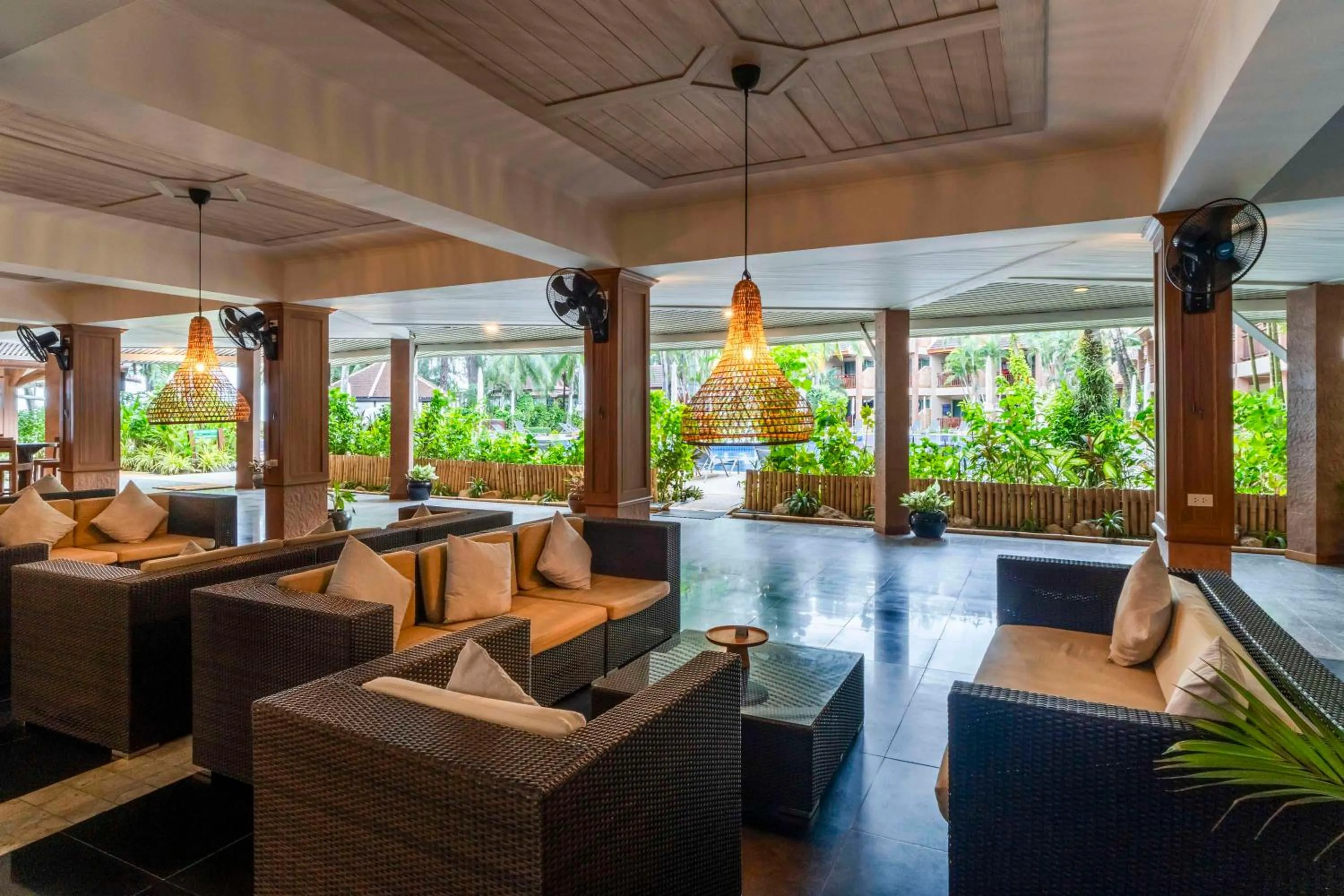 Lounge or bar in Best Western Premier Bangtao Beach Resort & Spa