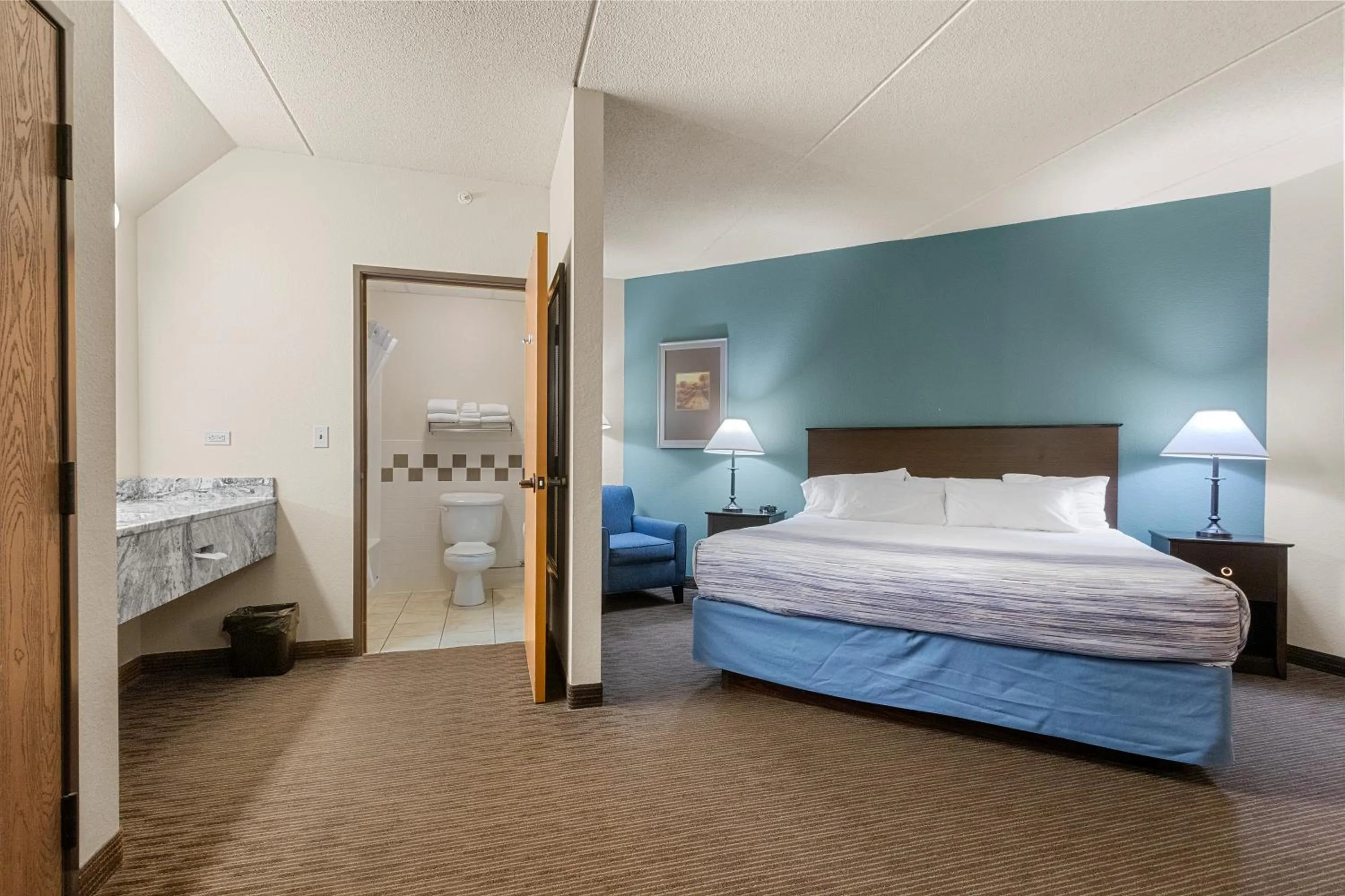 Bedroom, Bed in AmericInn by Wyndham Green Bay East