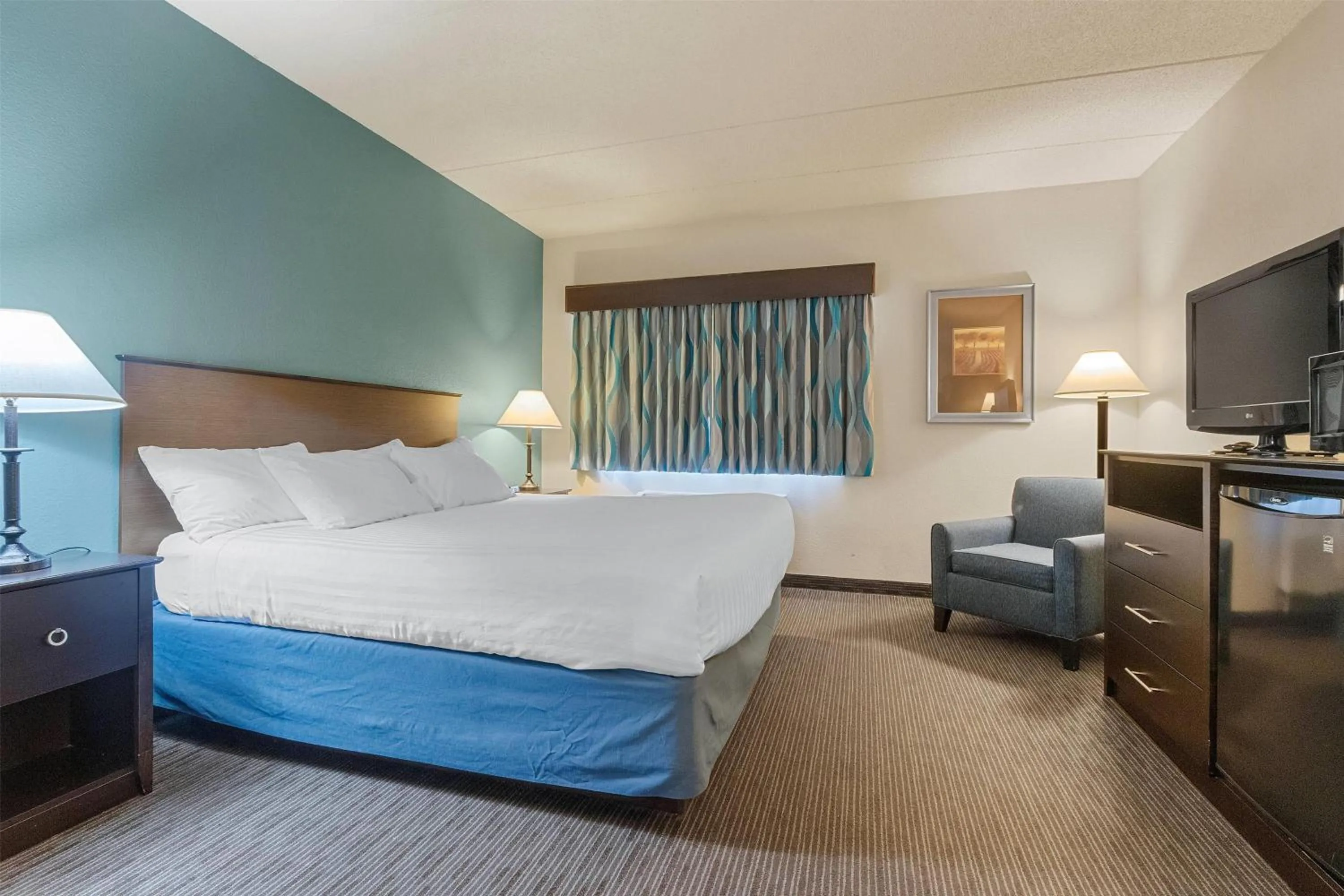 Photo of the whole room, Bed in AmericInn by Wyndham Green Bay East