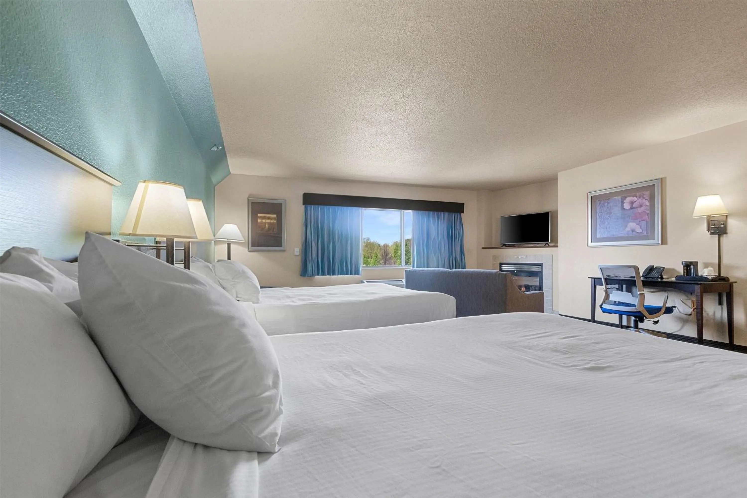 Photo of the whole room, Bed in AmericInn by Wyndham Green Bay East