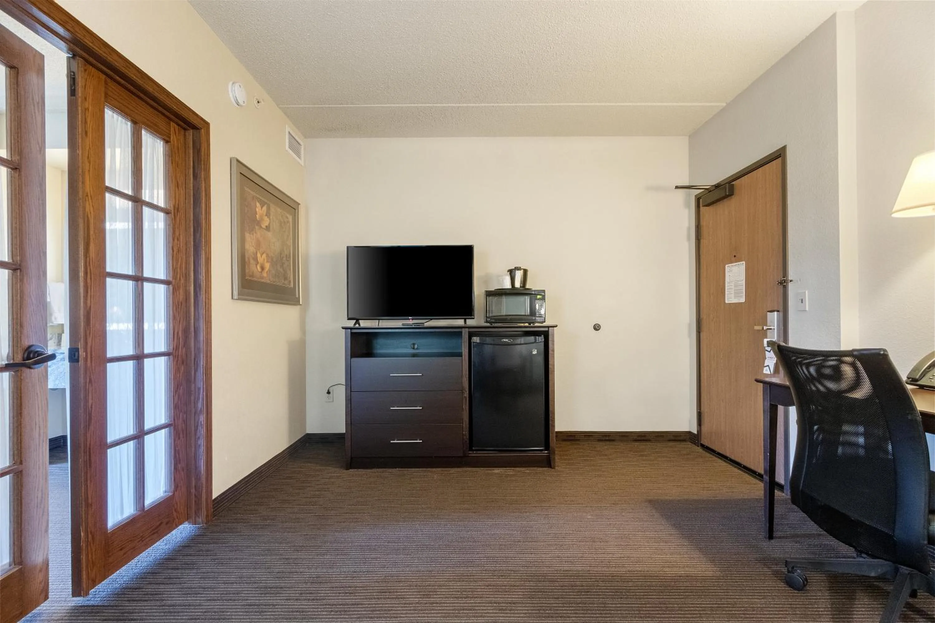 TV and multimedia in AmericInn by Wyndham Green Bay East