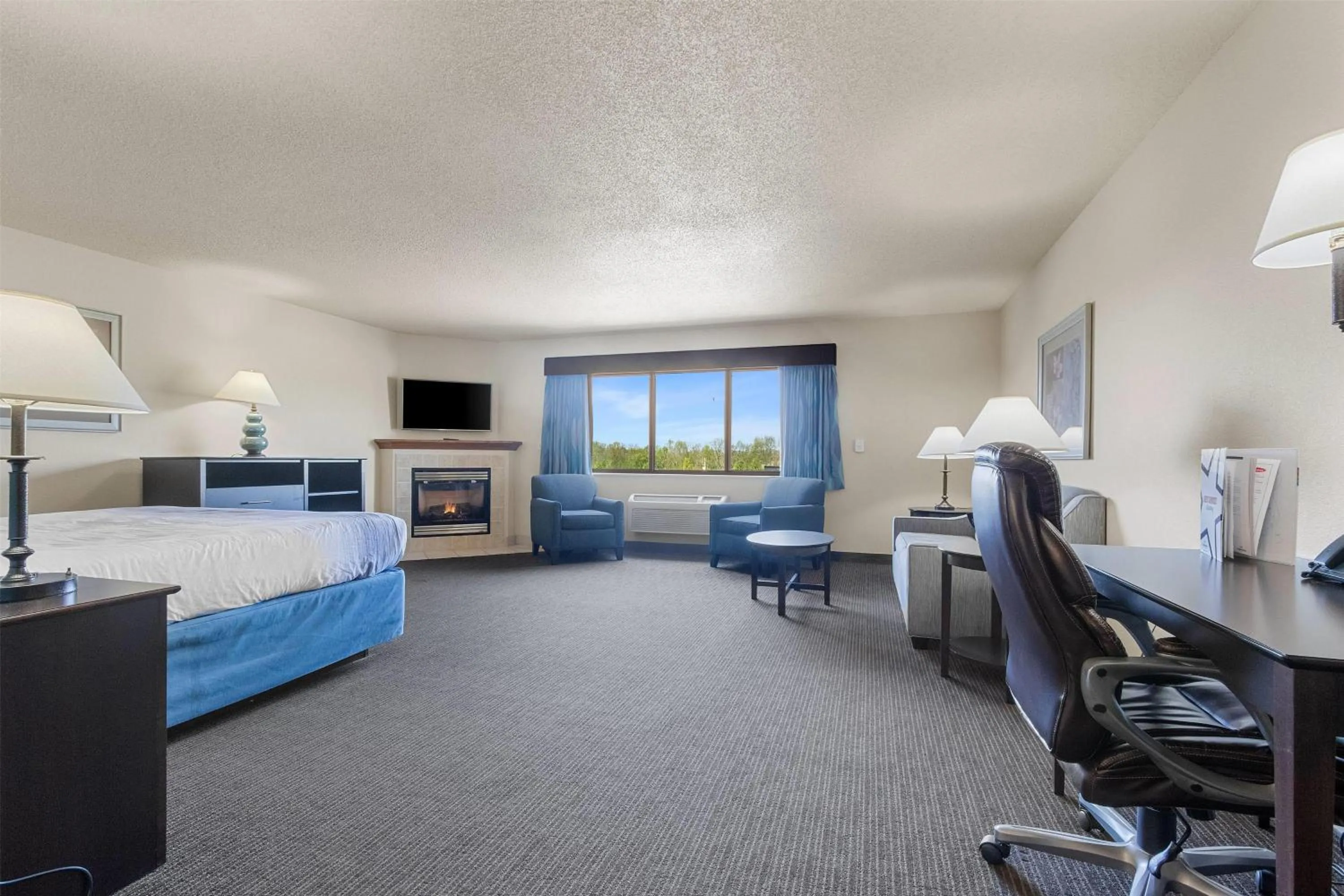 Photo of the whole room, Bed in AmericInn by Wyndham Green Bay East