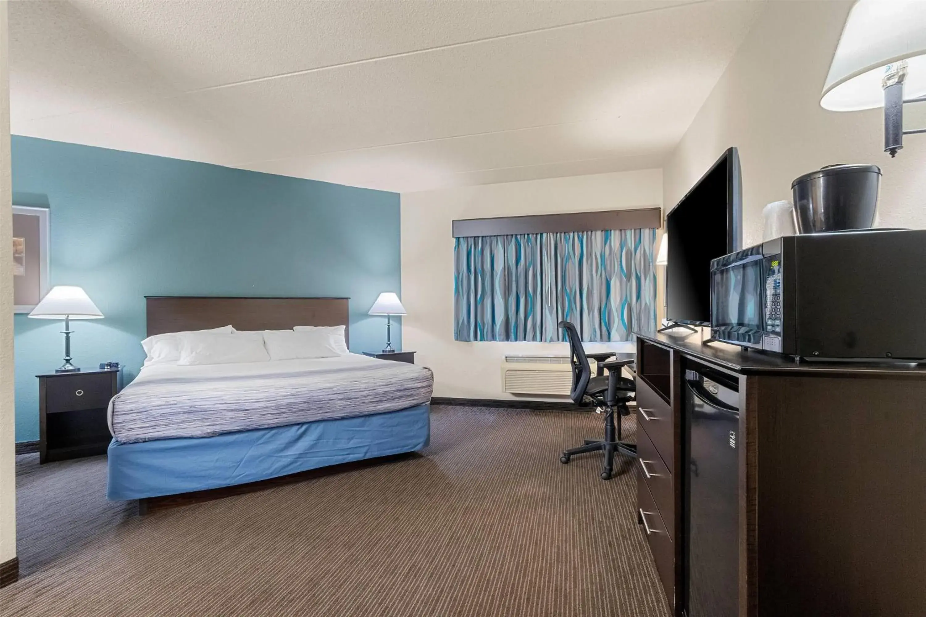 Deluxe King Room - Non-Smoking in AmericInn by Wyndham Green Bay East Deluxe King Room - Non-Smoking in AmericInn by Wyndham Green Bay East