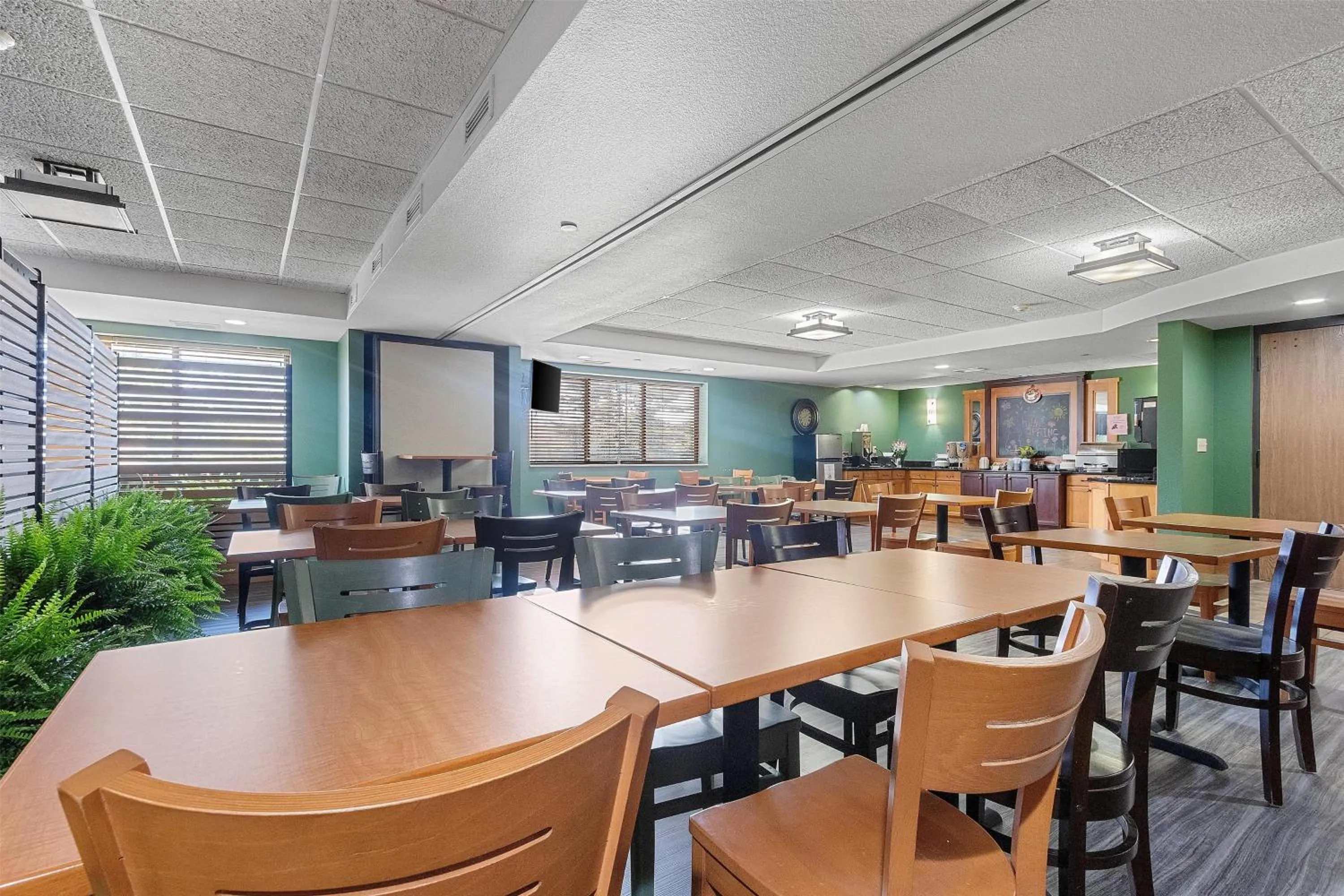 Restaurant/places to eat in AmericInn by Wyndham Green Bay East