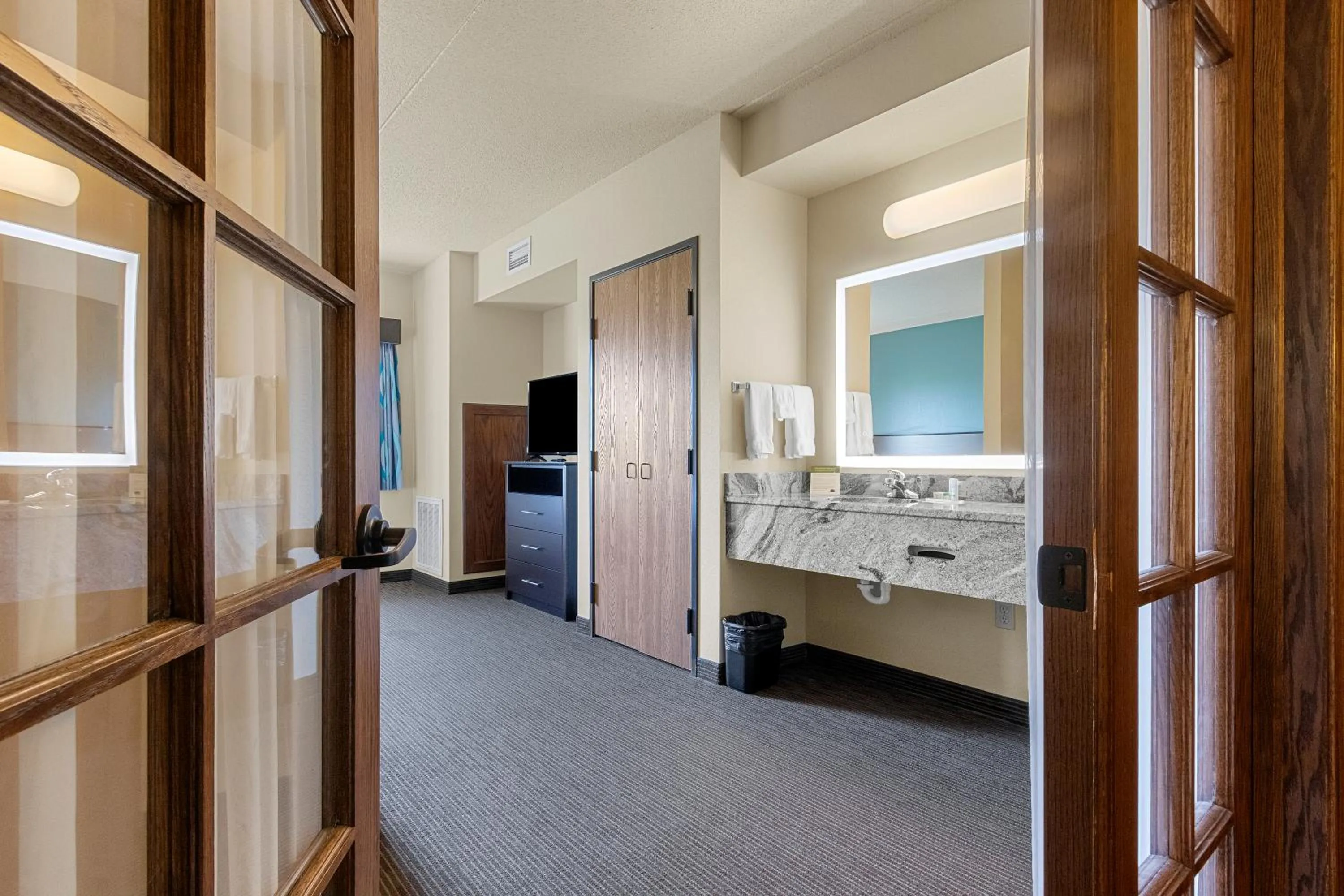 Bedroom in AmericInn by Wyndham Green Bay East