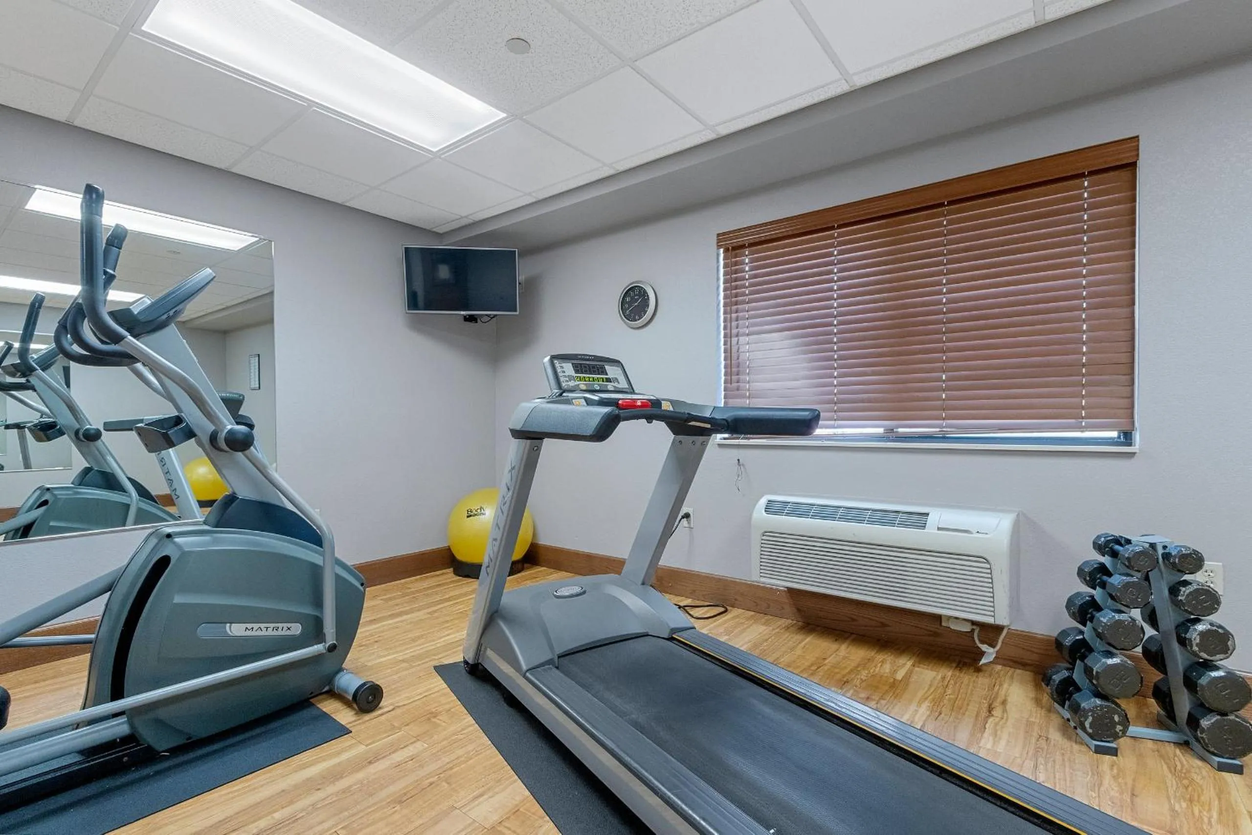 Fitness centre/facilities in AmericInn by Wyndham Green Bay East