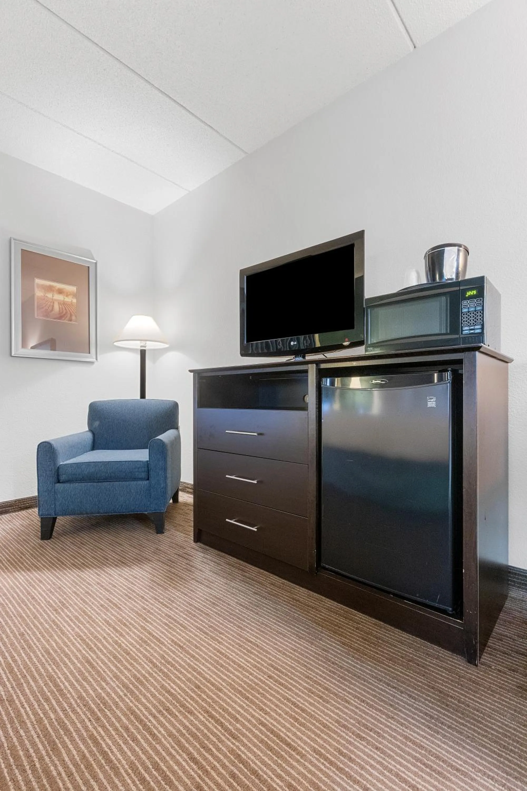 TV and multimedia in AmericInn by Wyndham Green Bay East