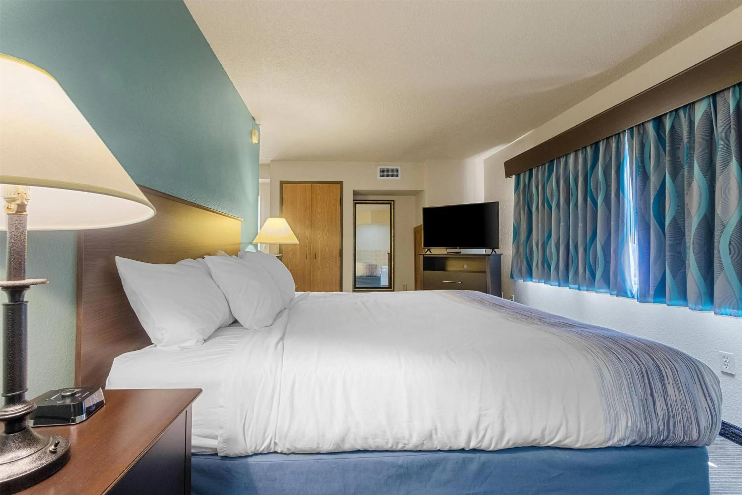 Photo of the whole room, Bed in AmericInn by Wyndham Green Bay East