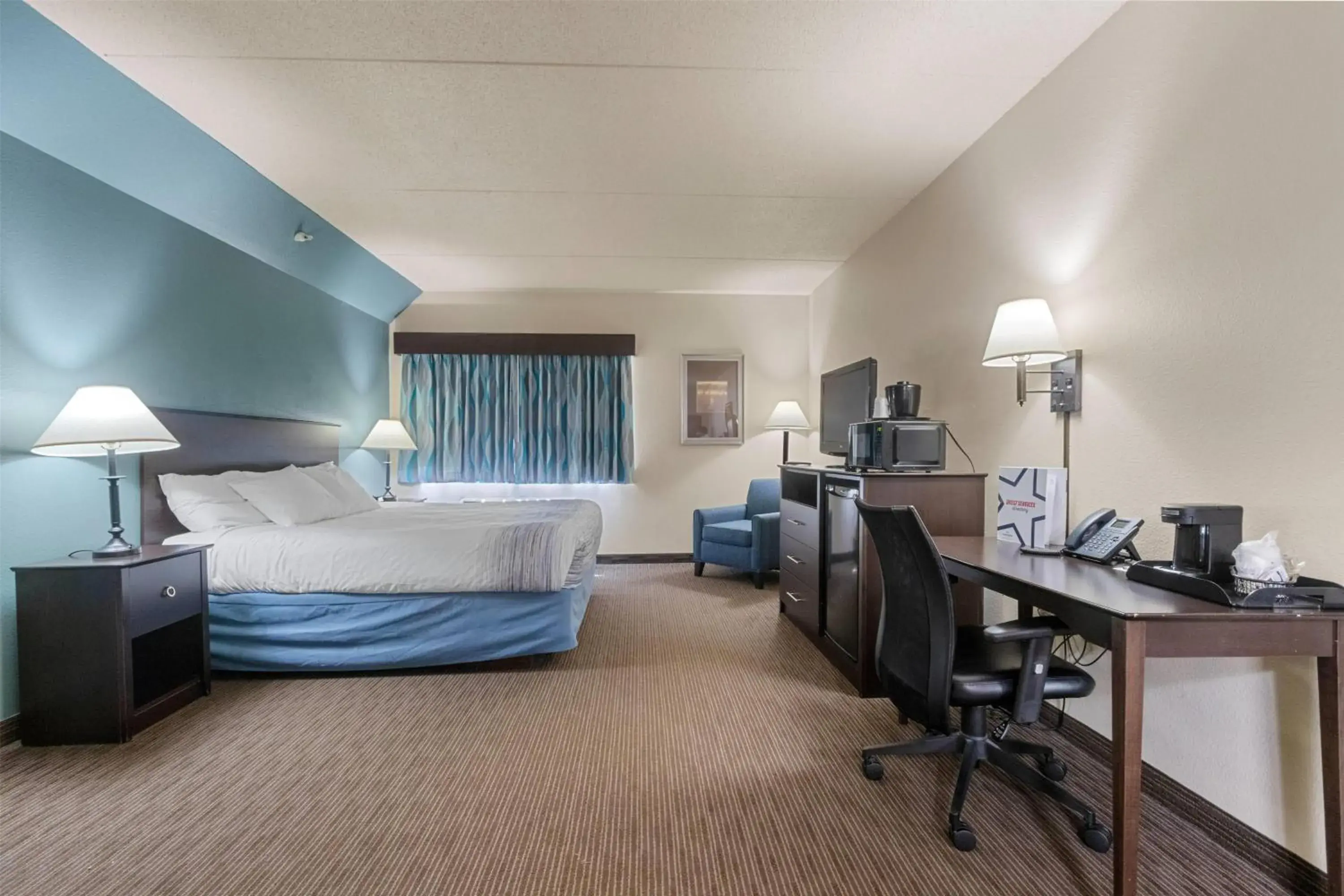 King Room - Non-Smoking in AmericInn by Wyndham Green Bay East King Room - Non-Smoking in AmericInn by Wyndham Green Bay East