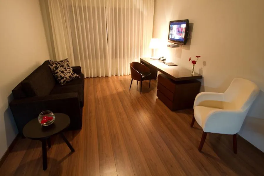 Living room in Regency Park Hotel