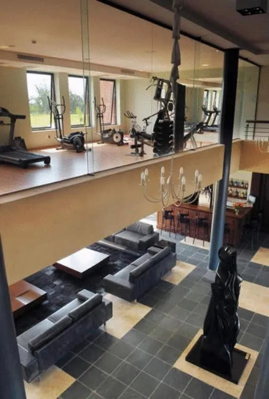 Restaurant/places to eat in Regency Park Hotel