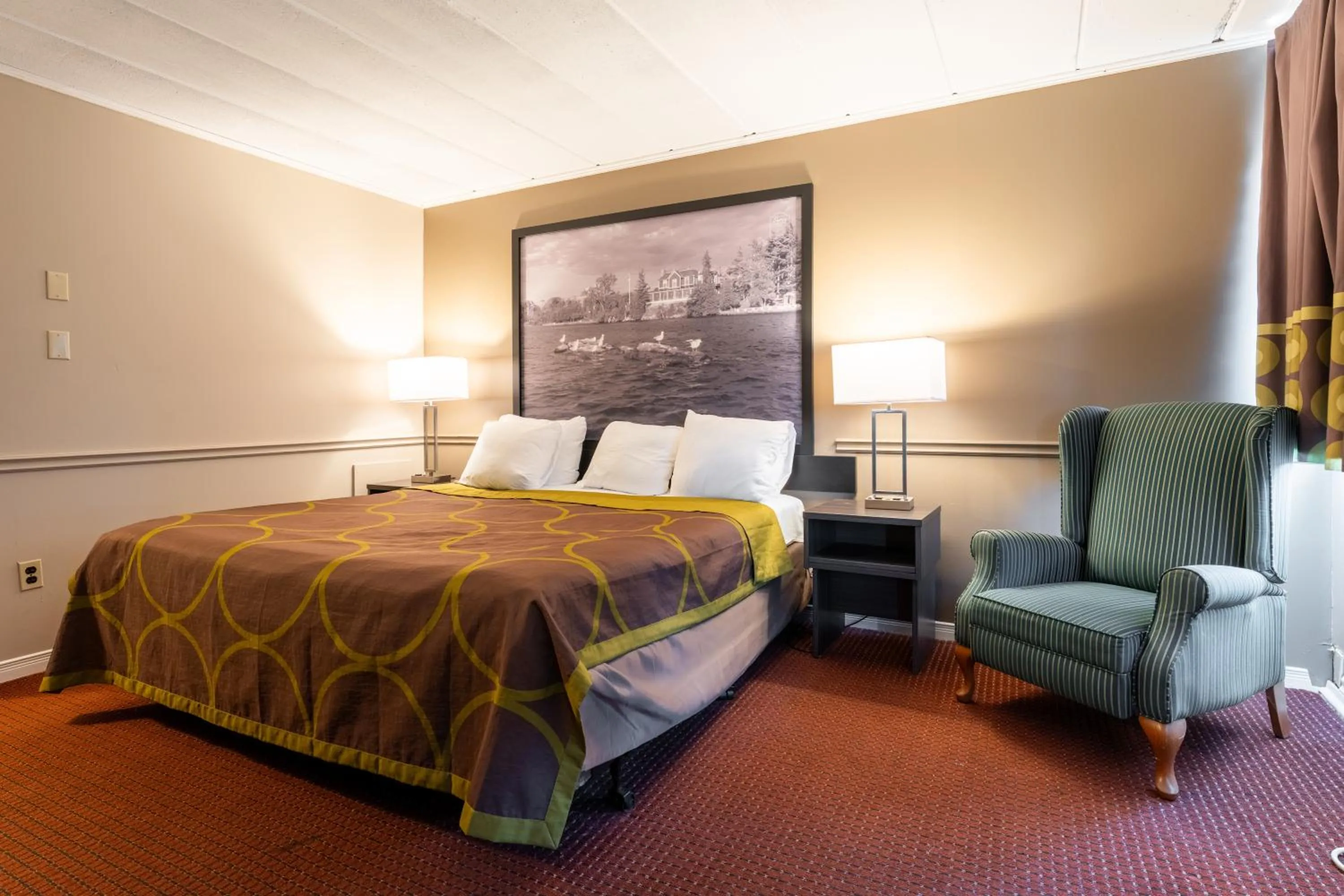 Bed in Super 8 by Wyndham Gananoque - Country Squire Resort