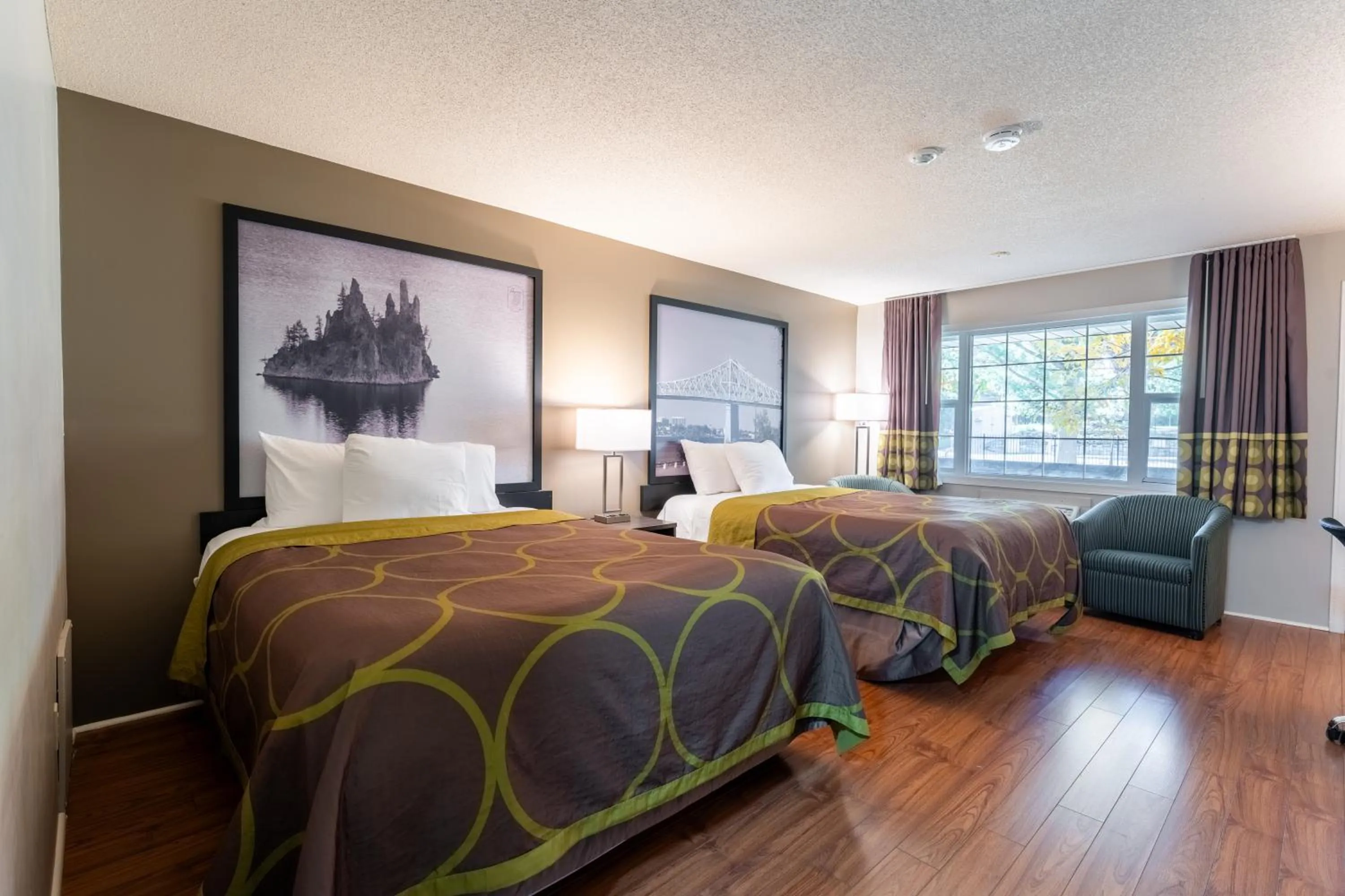 Bed in Super 8 by Wyndham Gananoque - Country Squire Resort