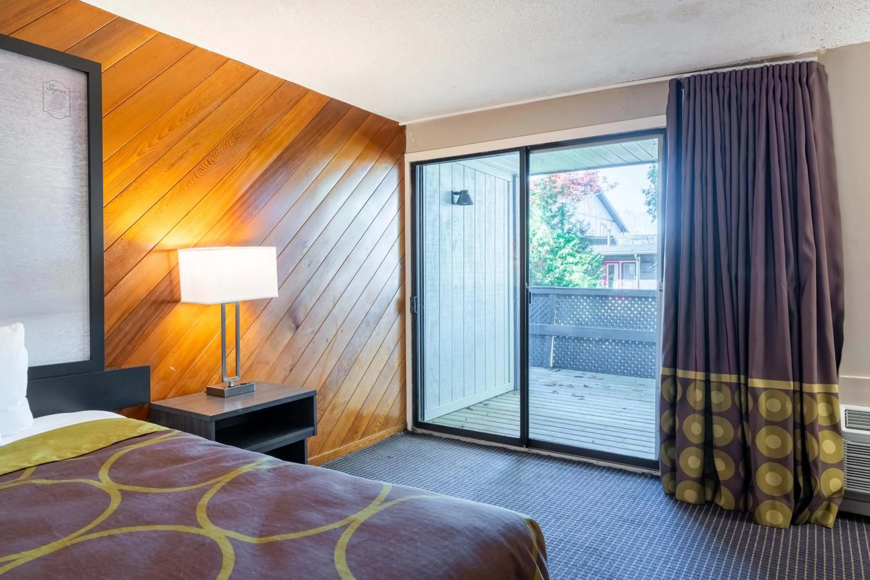 Bed in Super 8 by Wyndham Gananoque - Country Squire Resort