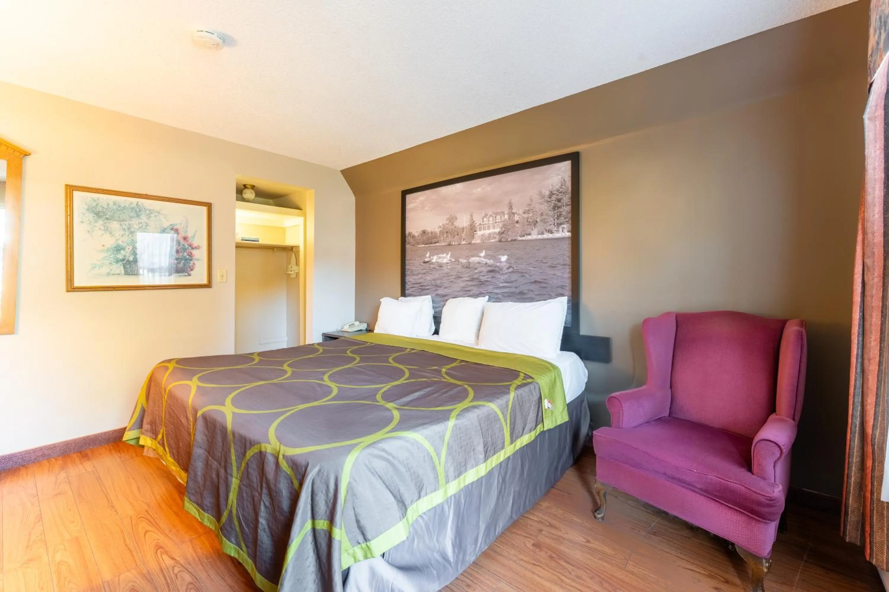 Bed in Super 8 by Wyndham Gananoque - Country Squire Resort