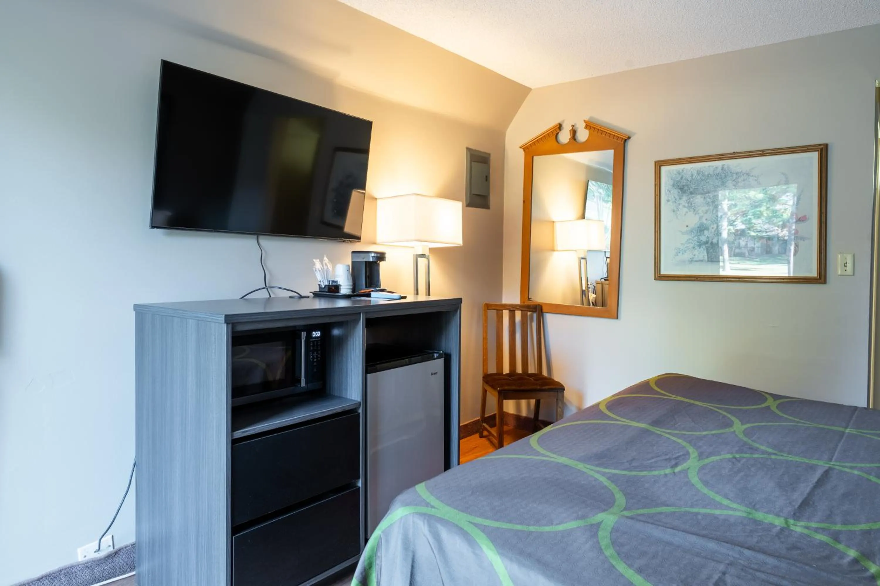 Bed in Super 8 by Wyndham Gananoque - Country Squire Resort