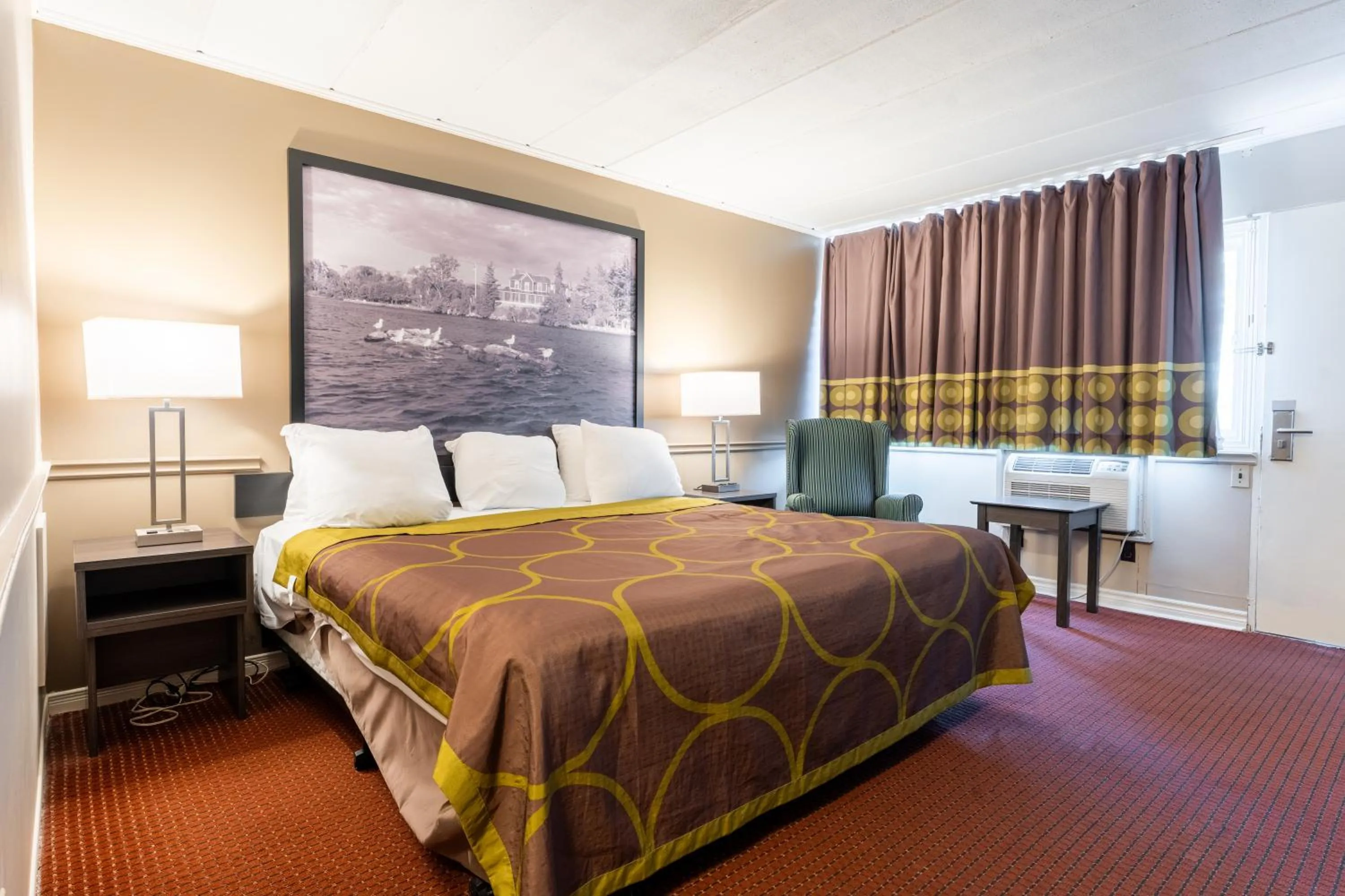 Bed in Super 8 by Wyndham Gananoque - Country Squire Resort