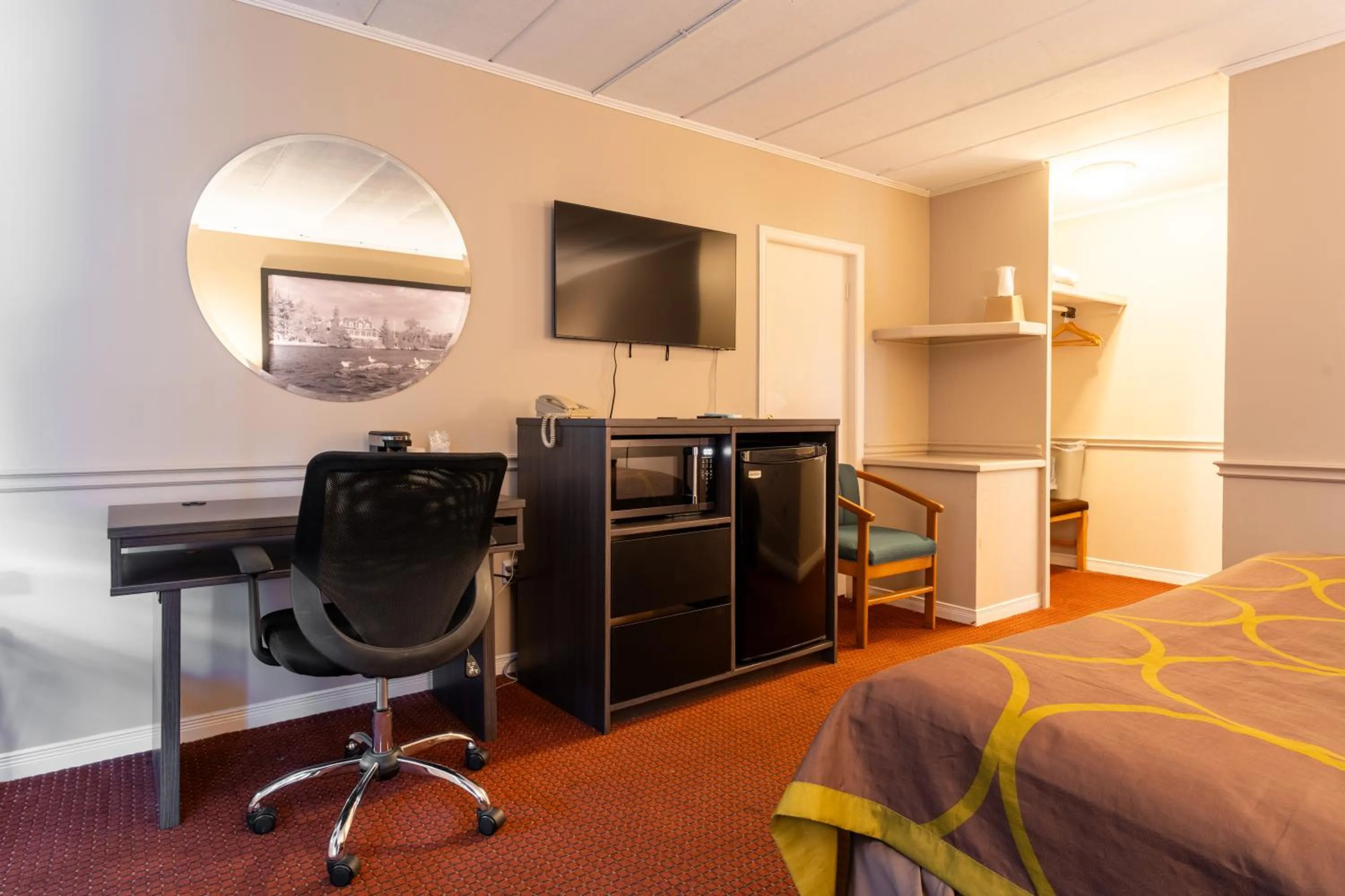 Bed in Super 8 by Wyndham Gananoque - Country Squire Resort