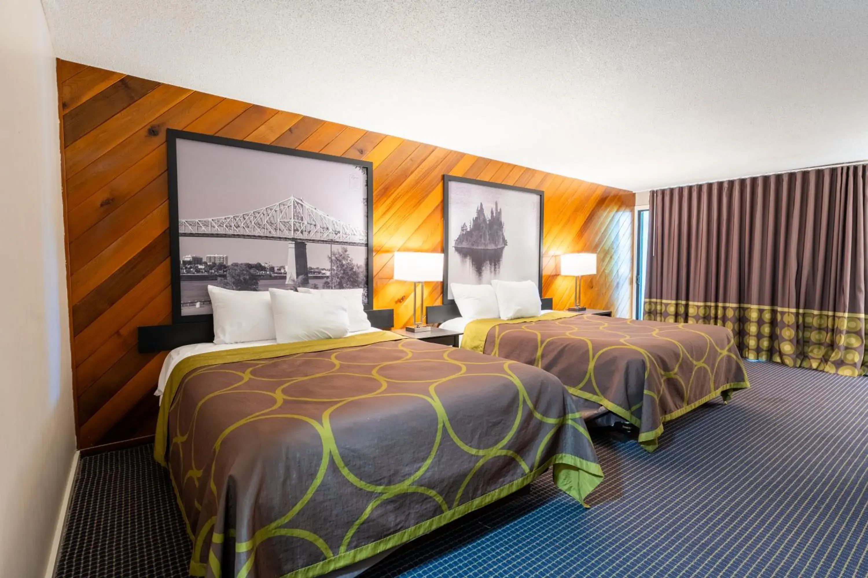 Queen Room with Two Queen Beds and Courtyard View - Non-Smoking in Super 8 by Wyndham Gananoque - Country Squire Resort Queen Room with Two Queen Beds and Courtyard View - Non-Smoking in Super 8 by Wyndham Gananoque - Country Squire Resort