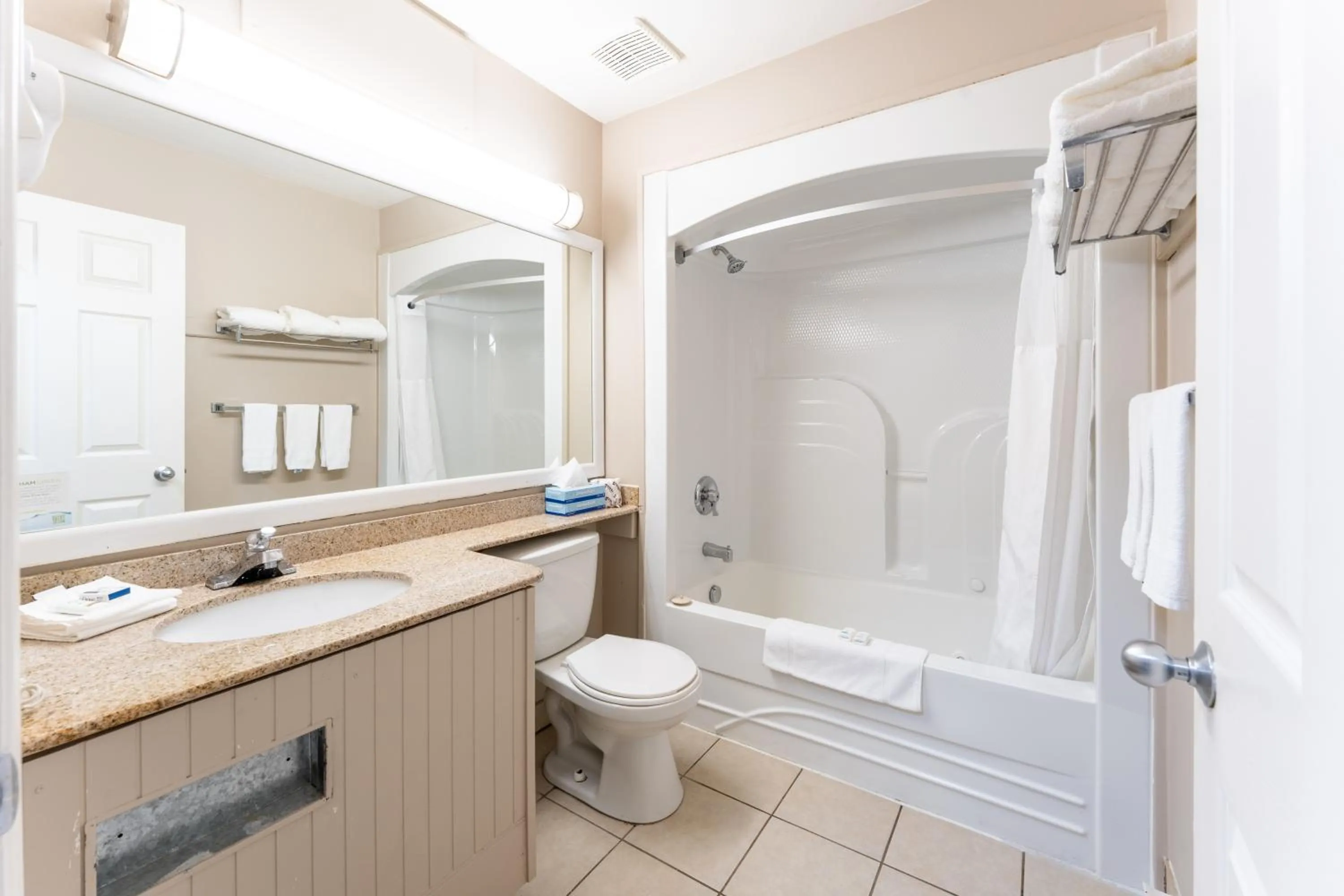 Super 8 by Wyndham Gananoque - Country Squire Resort