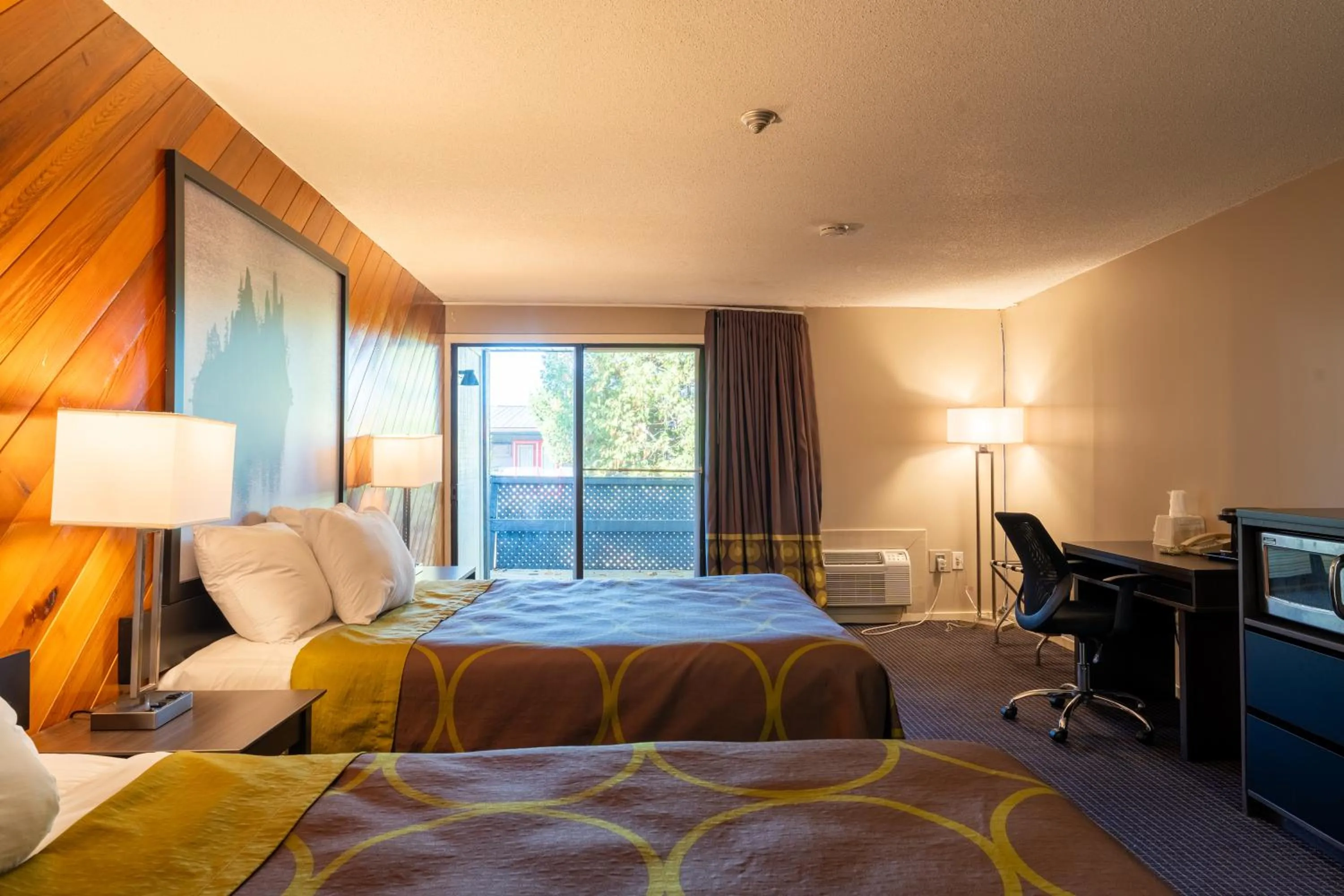 Bed in Super 8 by Wyndham Gananoque - Country Squire Resort