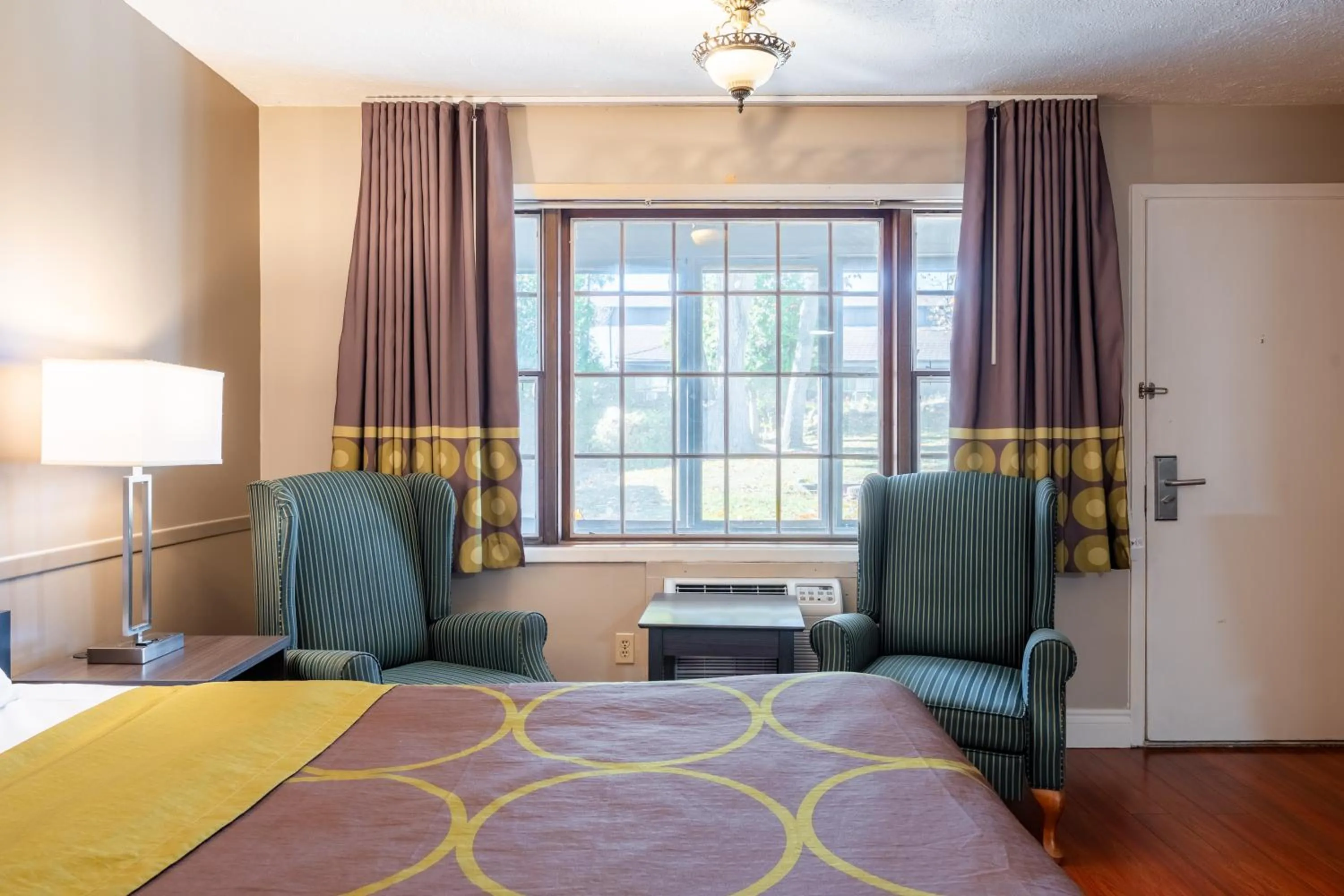 Bed in Super 8 by Wyndham Gananoque - Country Squire Resort