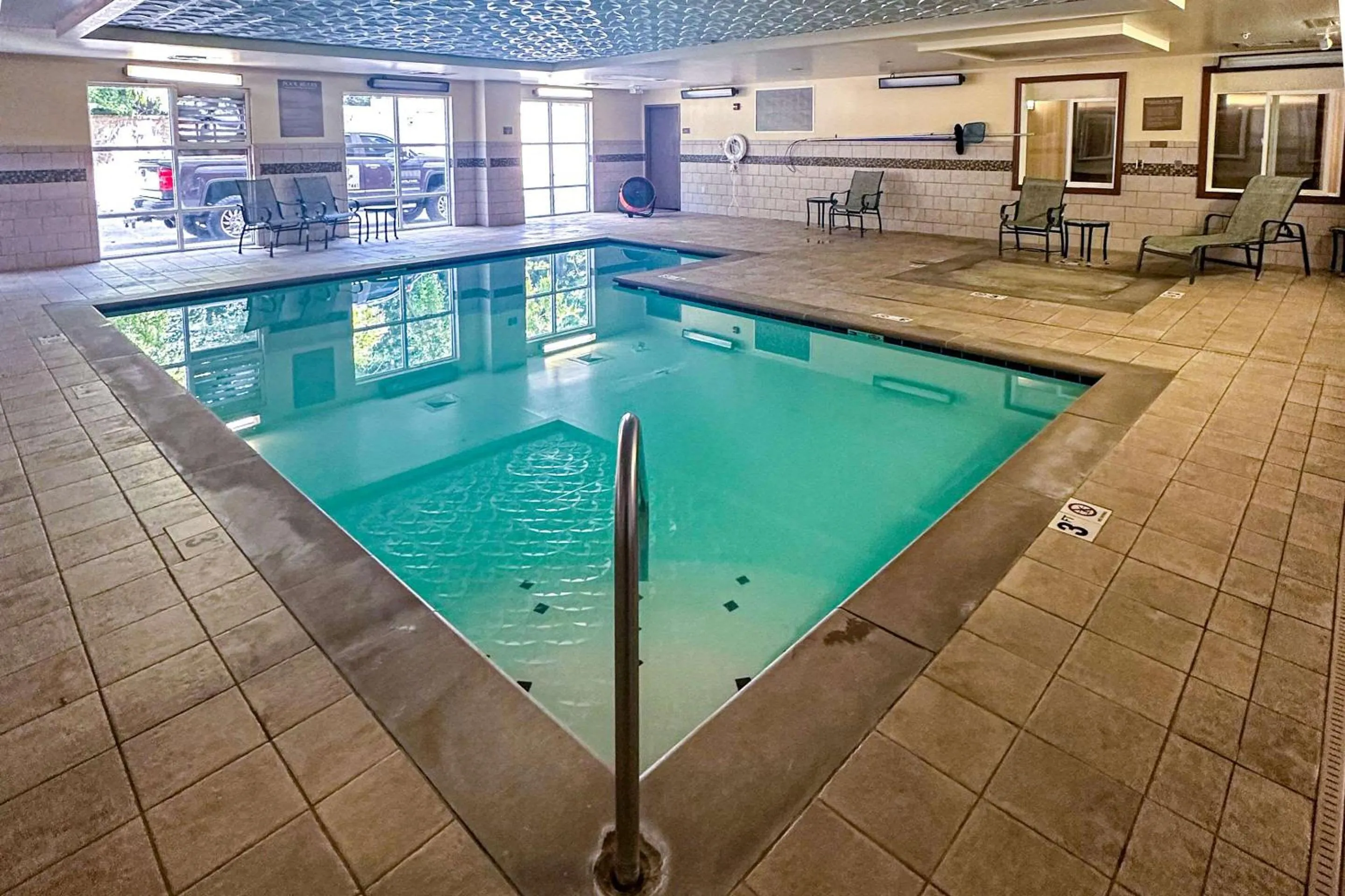 Swimming pool in Country Inn & Suites by Radisson, Knoxville at Cedar Bluff, TN