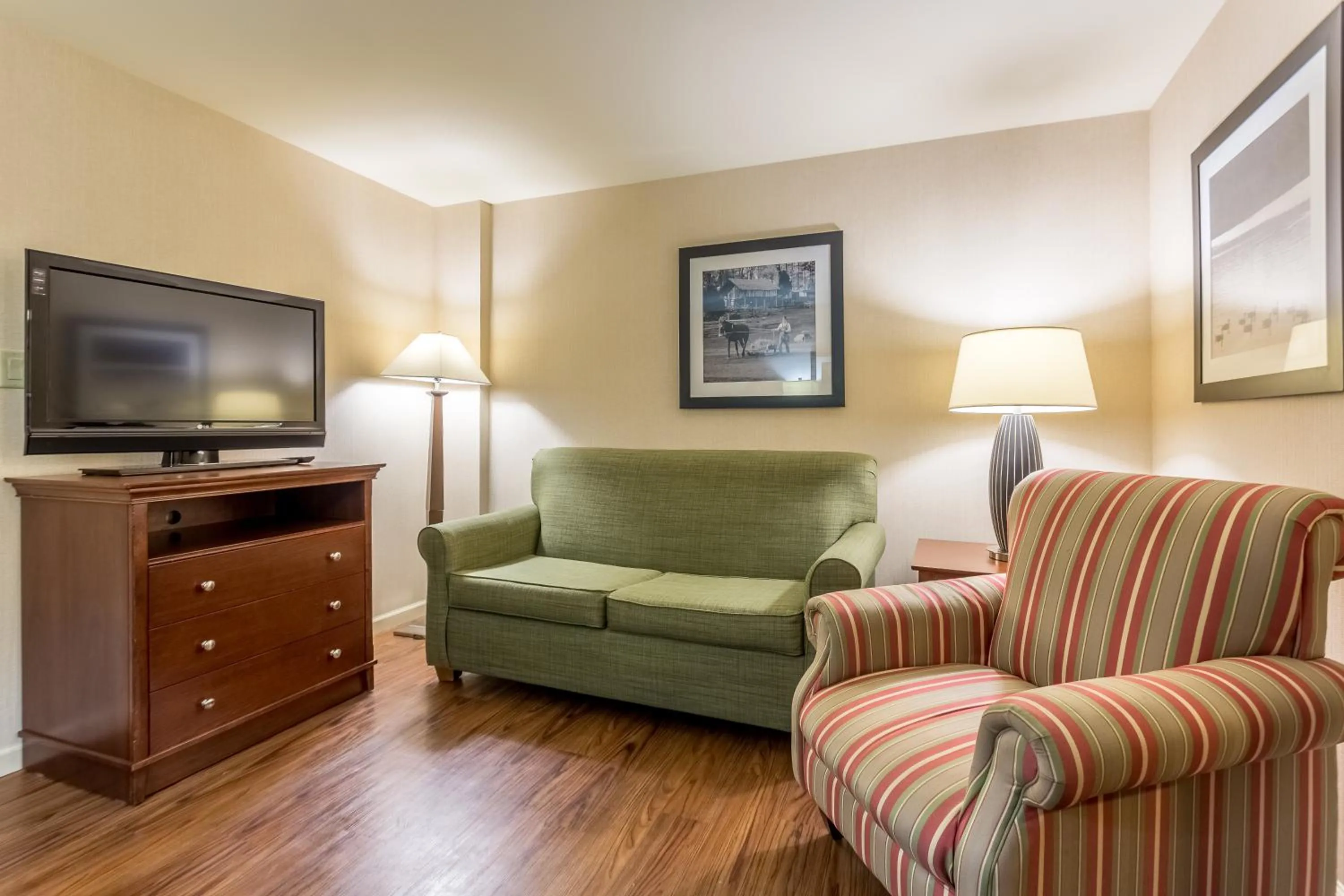 Seating area in Country Inn & Suites by Radisson, Knoxville at Cedar Bluff, TN