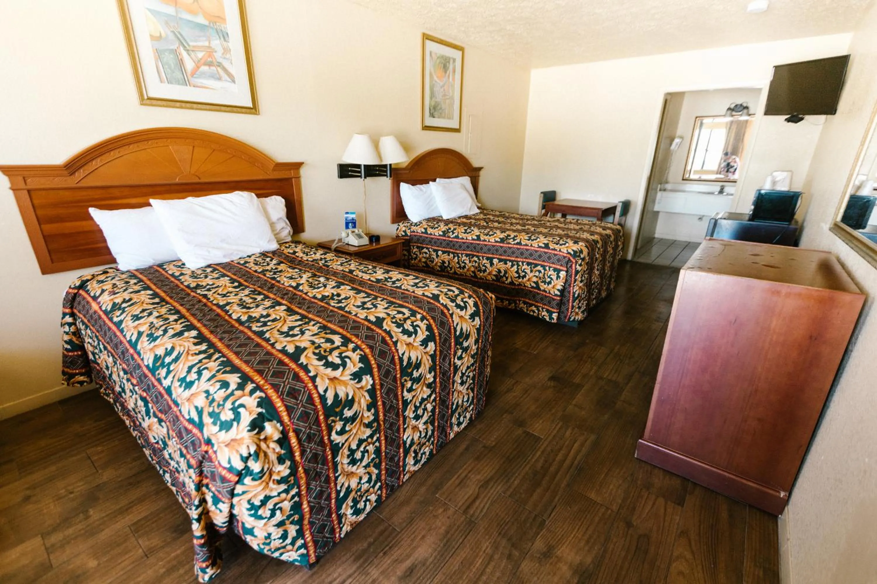 Photo of the whole room, Bed in Summer Breeze Motel