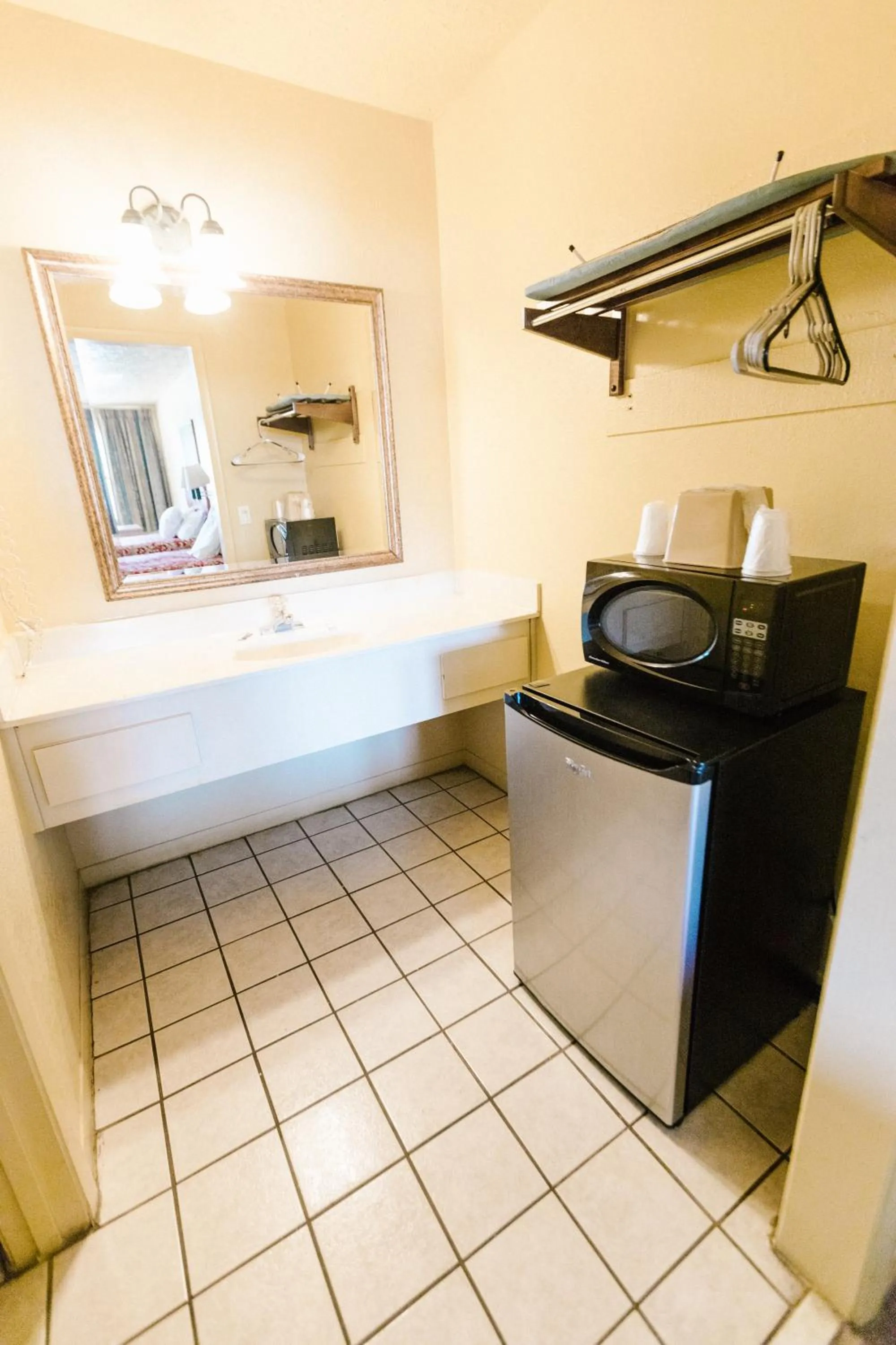 minibar in Summer Breeze Motel