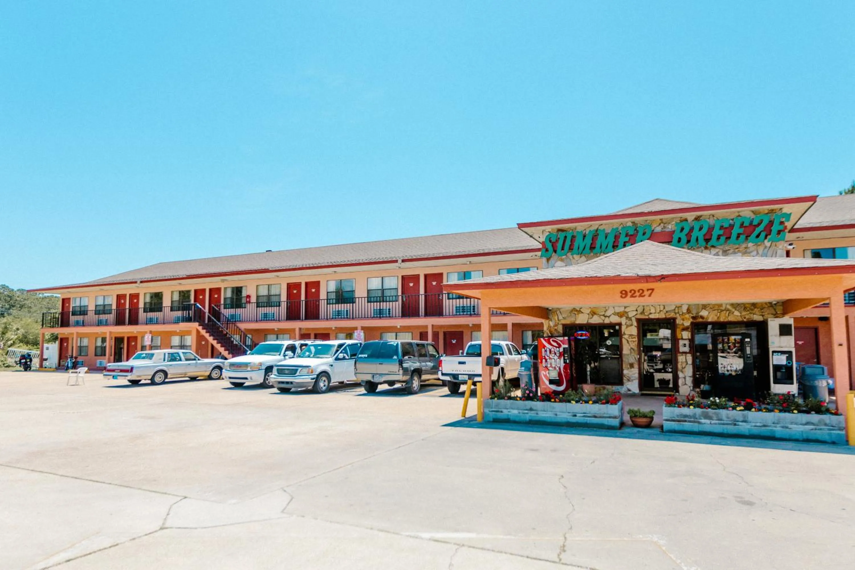 Property building in Summer Breeze Motel