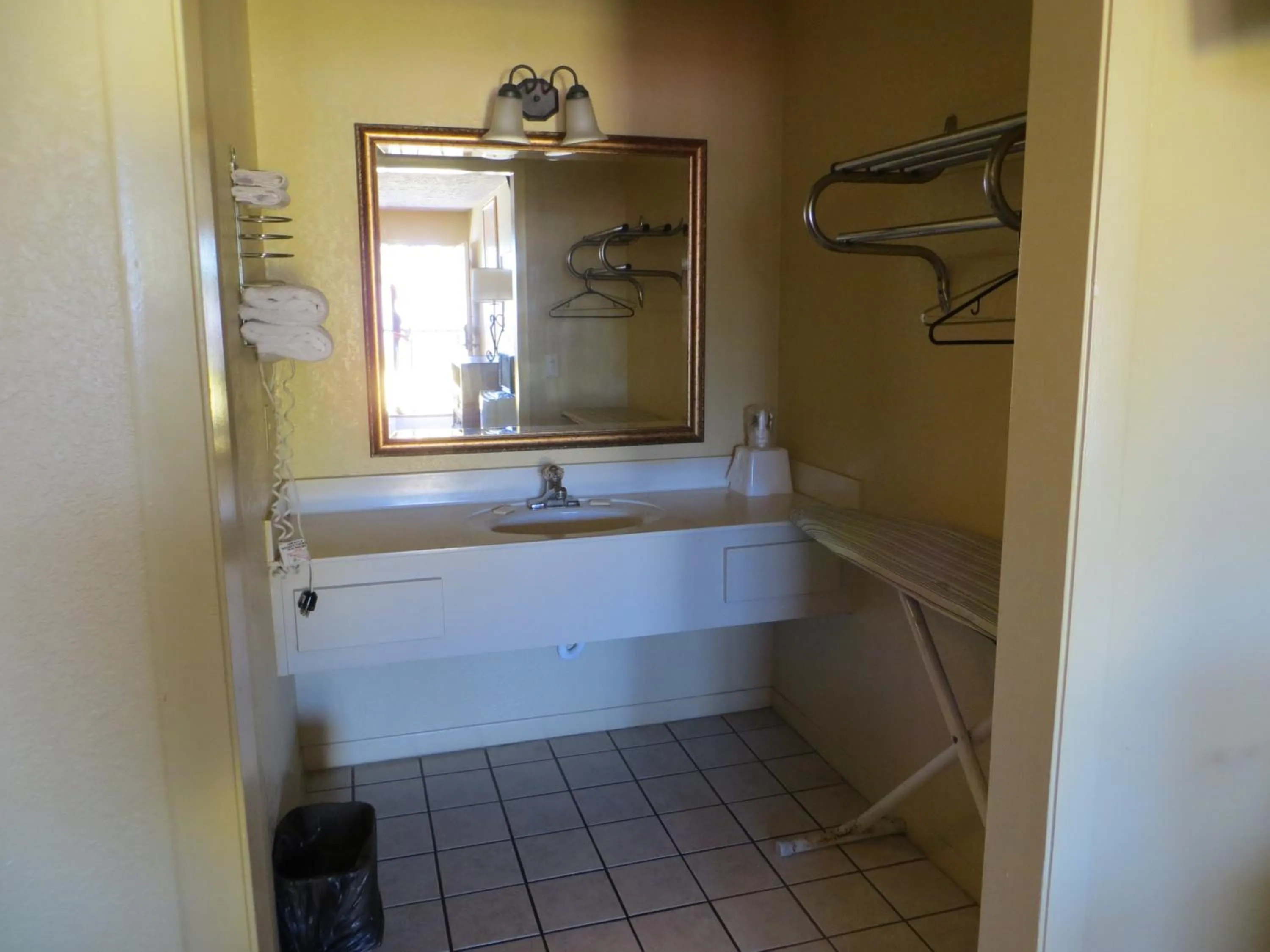 Day in Summer Breeze Motel