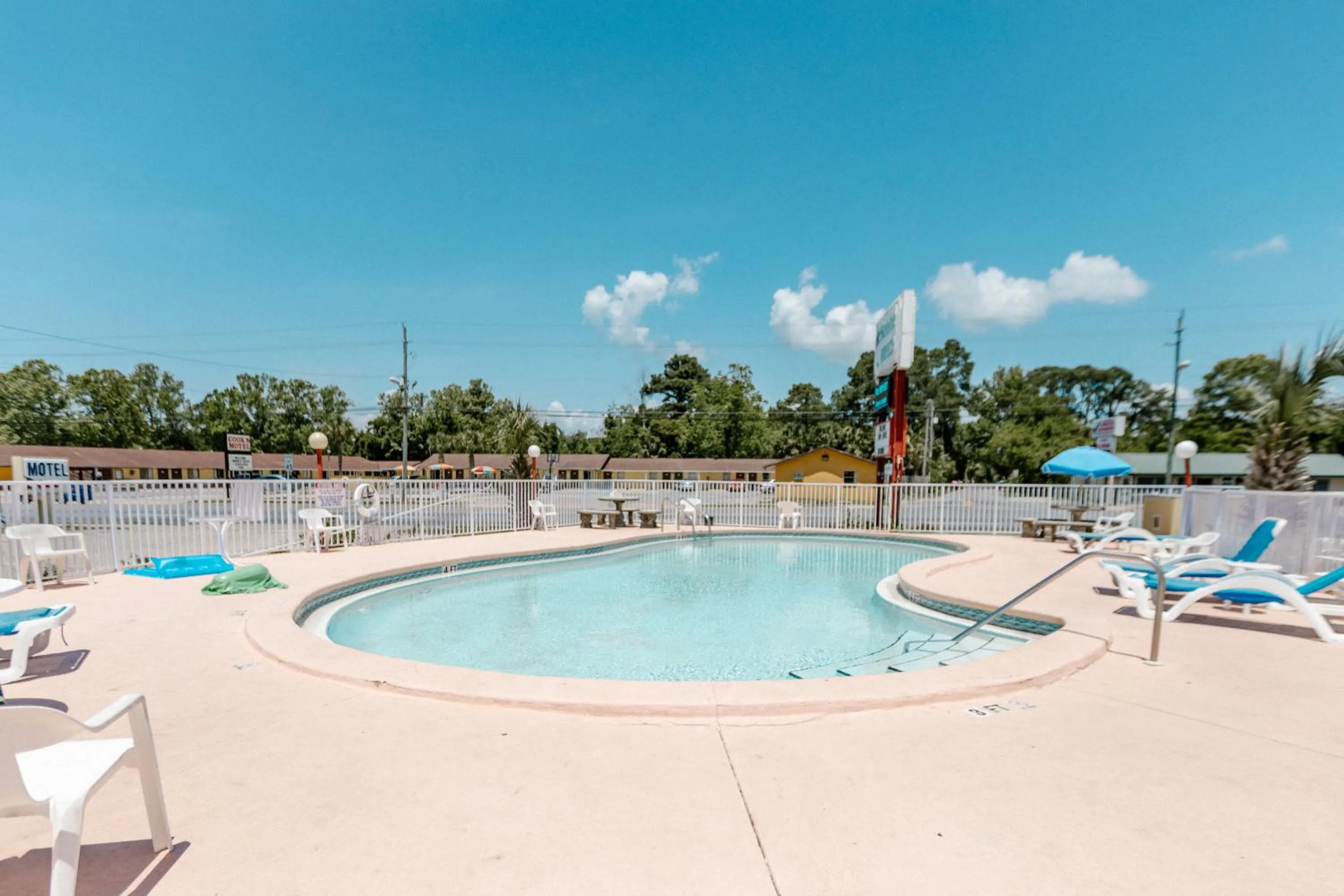 Swimming pool in Summer Breeze Motel