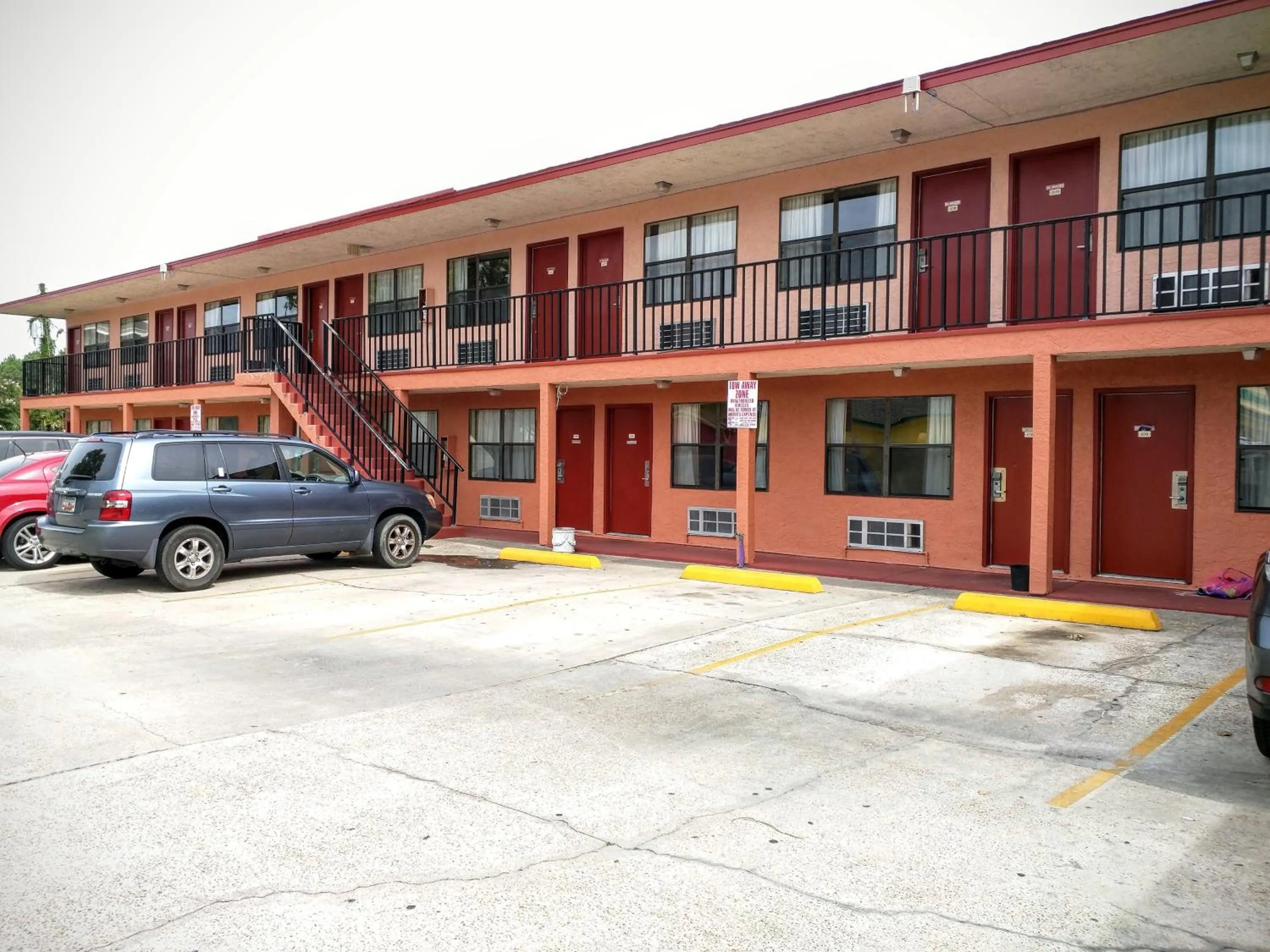 Property building in Summer Breeze Motel