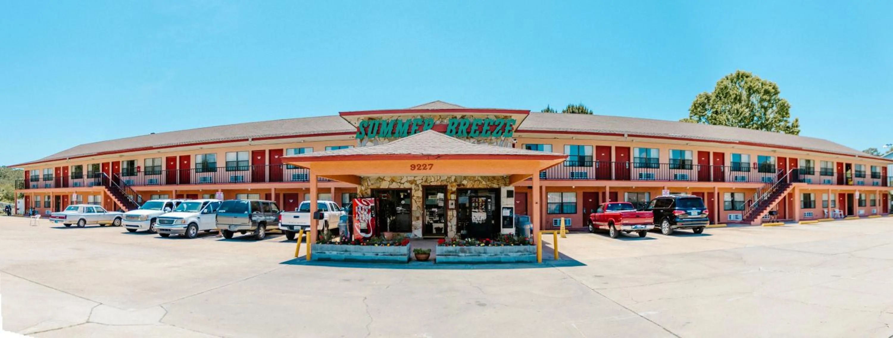 Facade/entrance in Summer Breeze Motel
