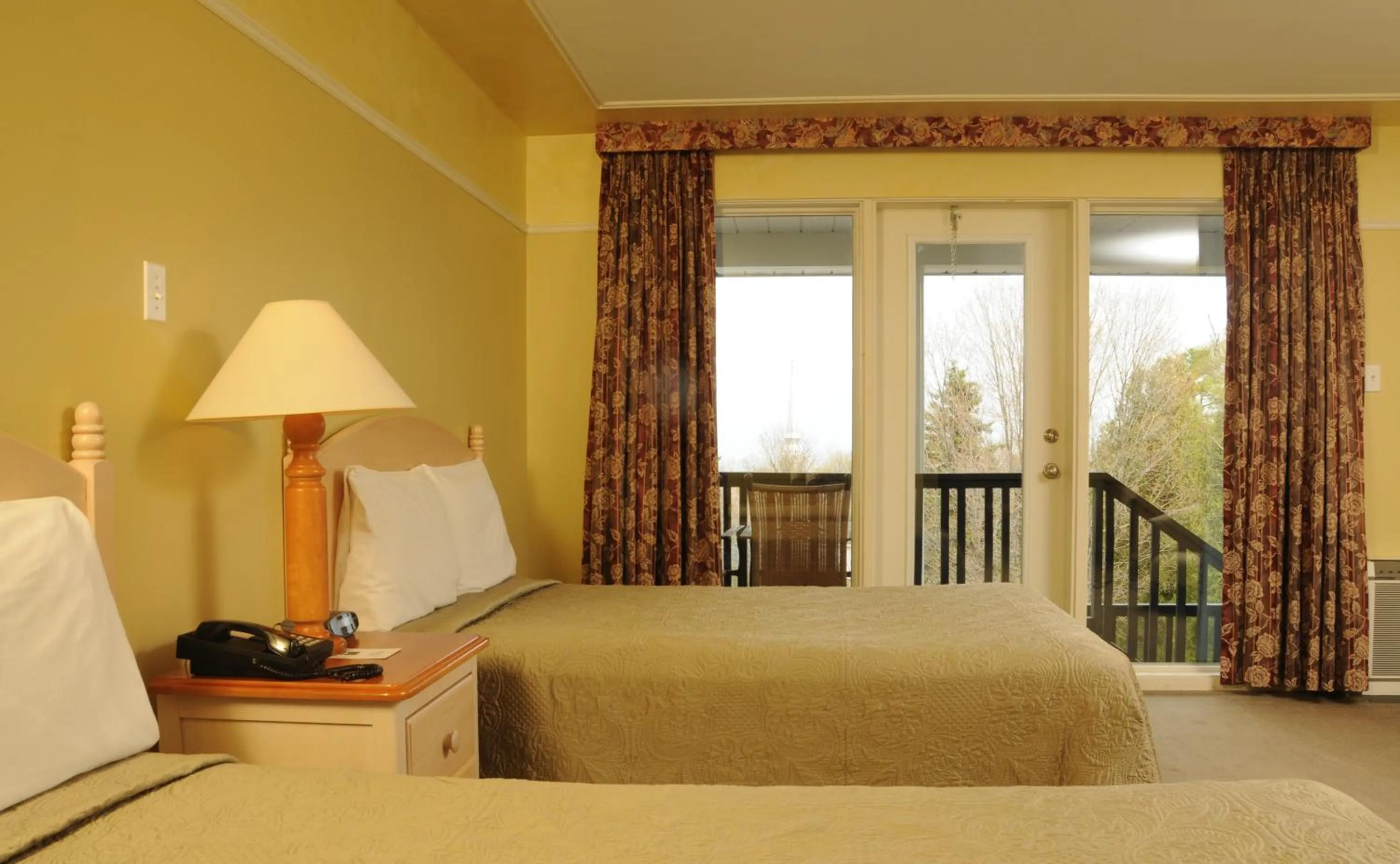 Queen Room with Balcony in Hôtel au Petit Berger