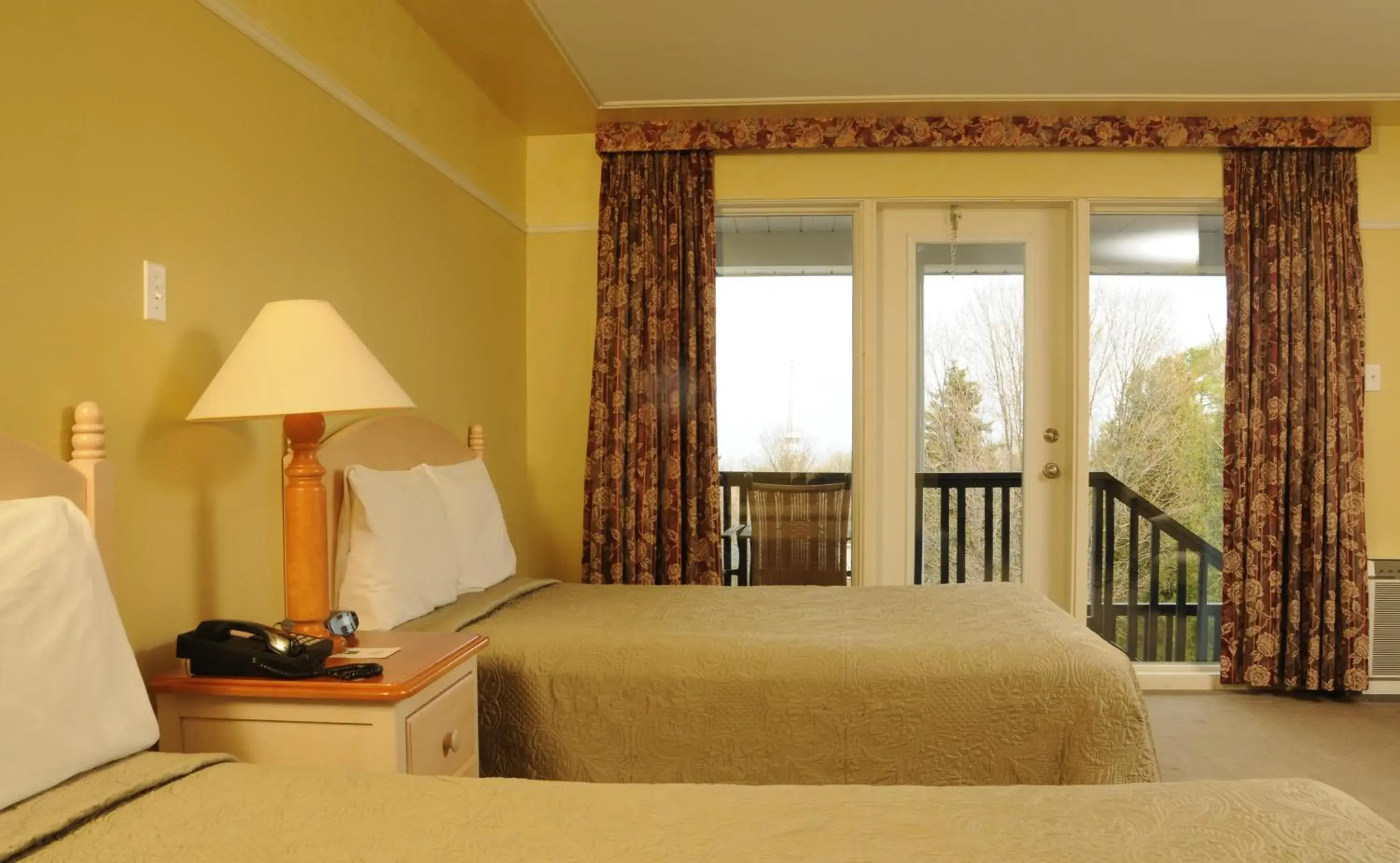 Queen Room with Balcony in Hôtel au Petit Berger Queen Room with Balcony in Hôtel au Petit Berger